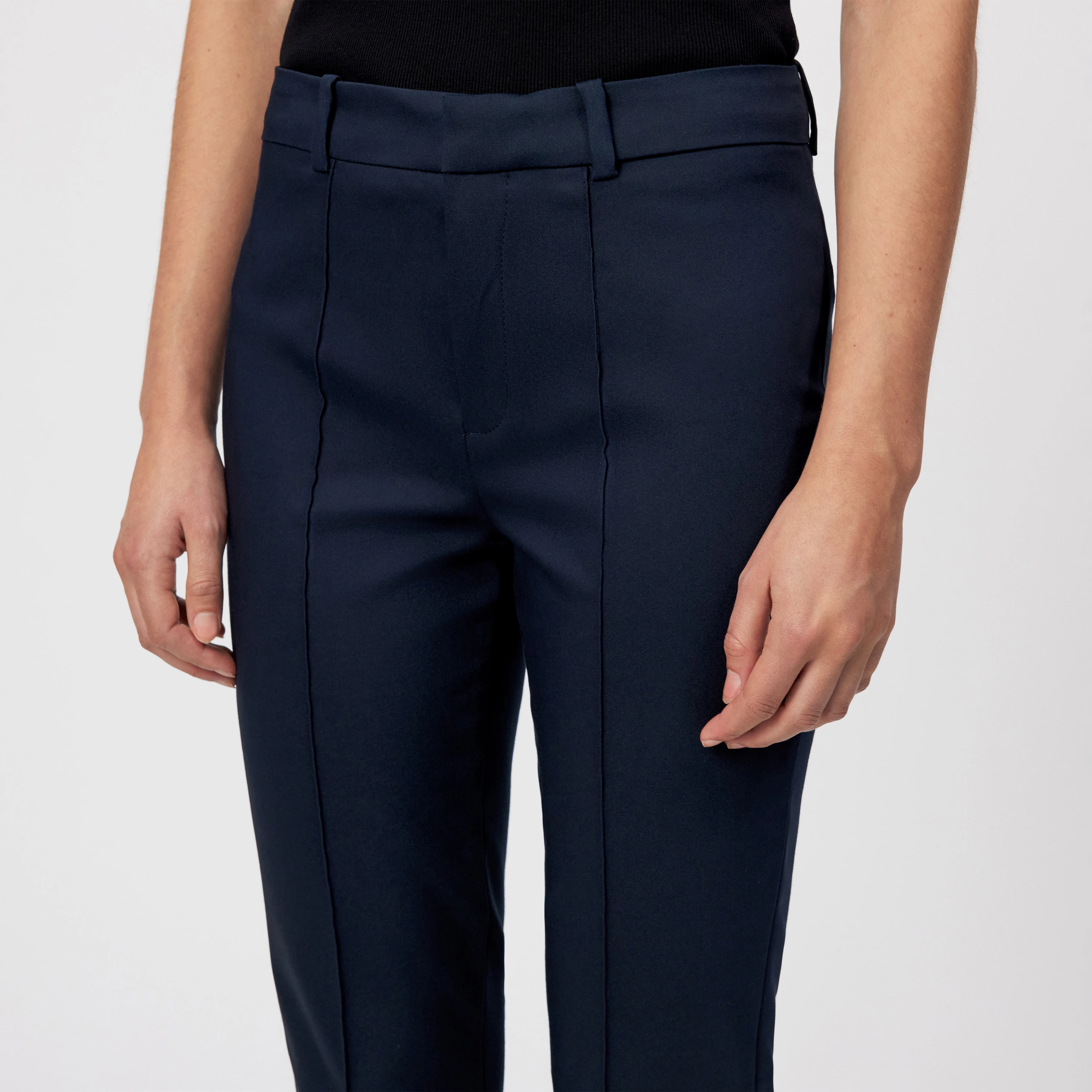 ACT - Schlanke Karotte mit Biese in Technostretch-Satin - Damen - blau - Detailansicht am Model