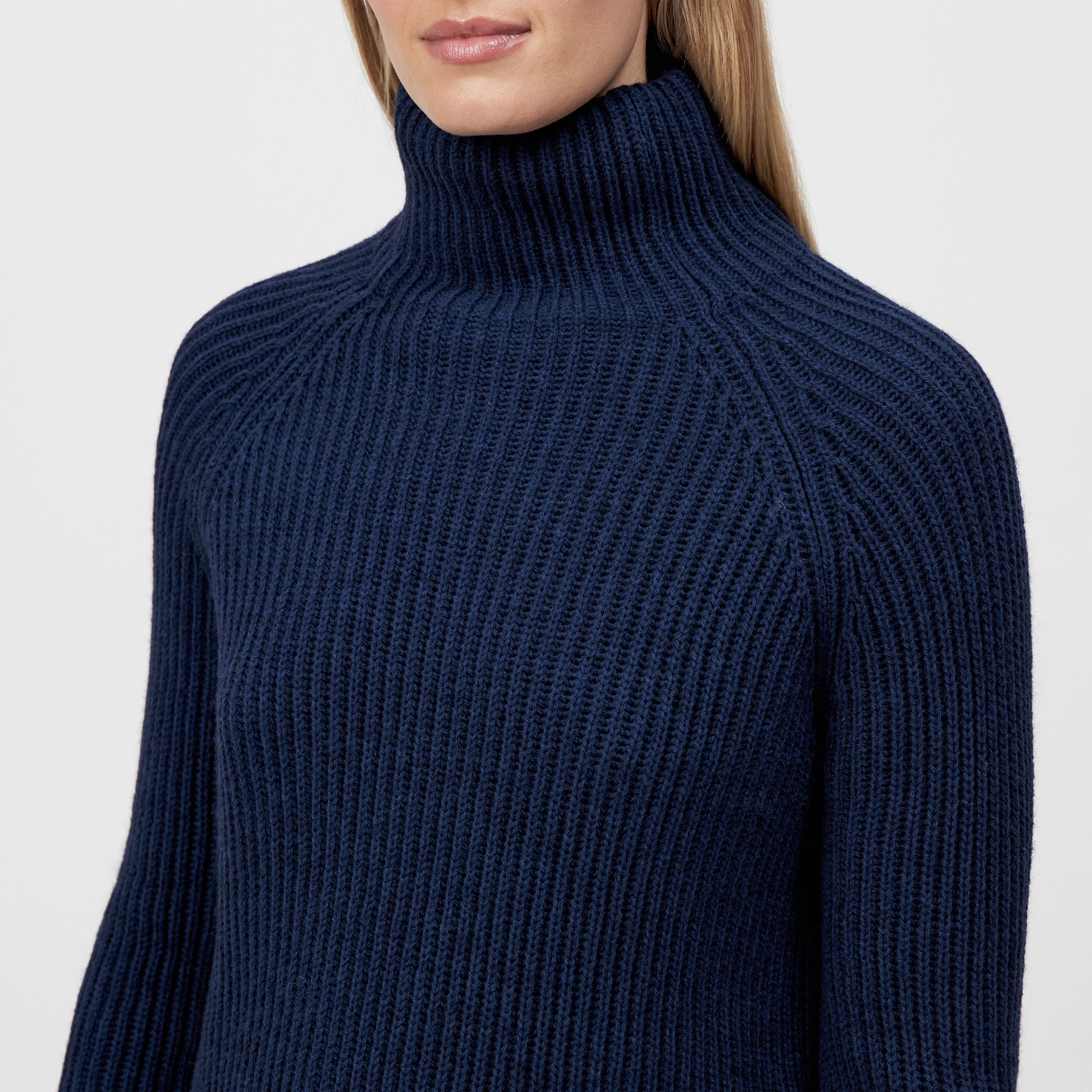 ARWEN - Pull à col roulé en laine et alpaga - women - bleu - Detailansicht am Model