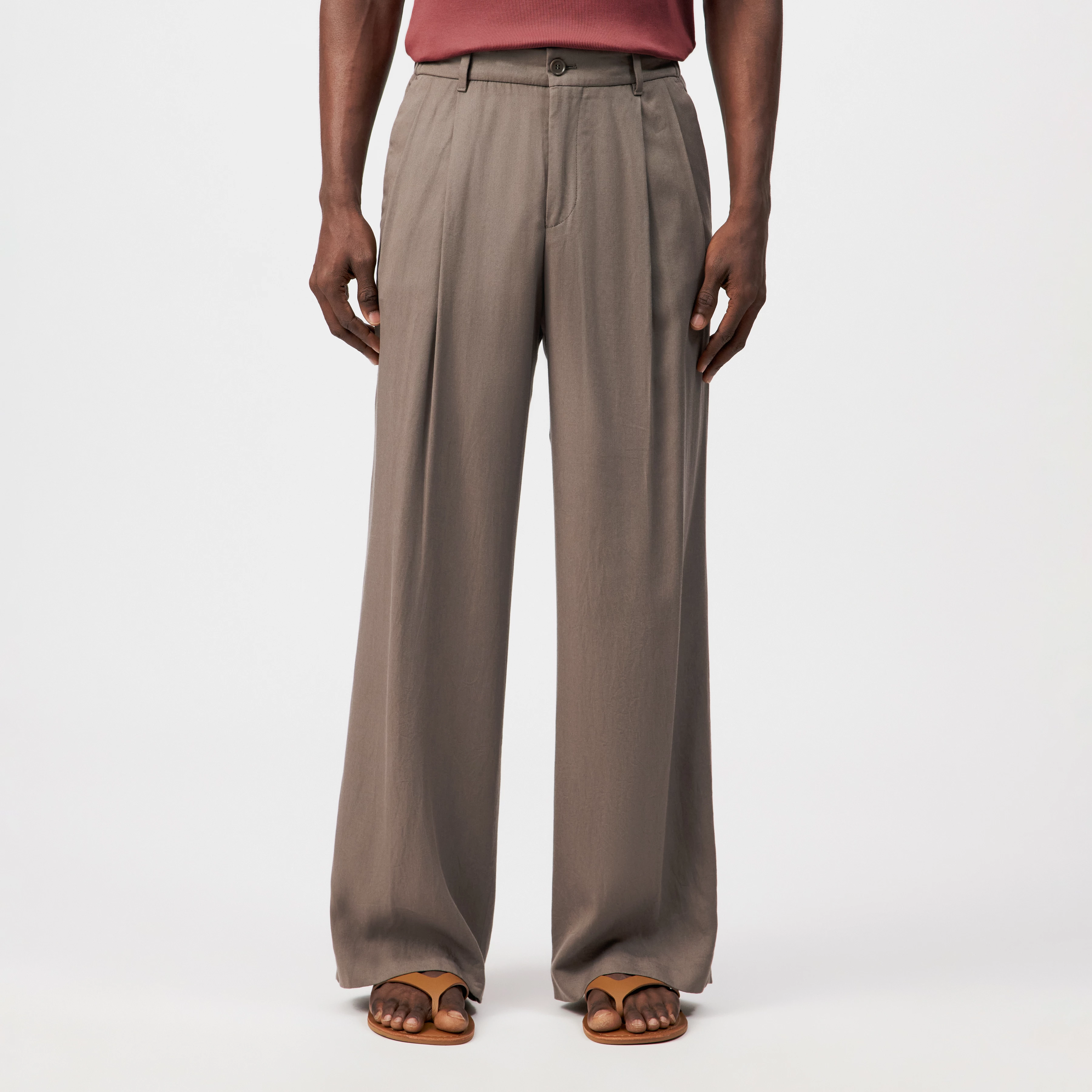 LEEK_WIDE - Relaxed Fit Bundfaltenhose aus reinem Lyocell-Twill - Herren - braun - Frontansicht