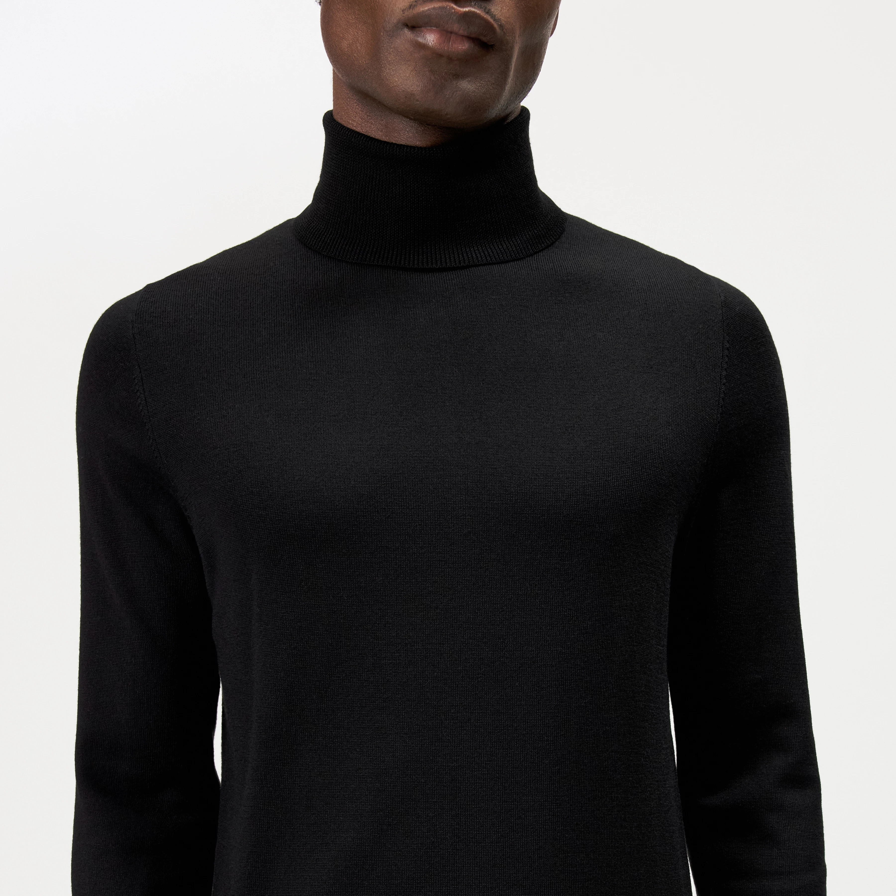 JOEY - Turtleneck jumper in 100% merino wool - men - black - Detailansicht am Model