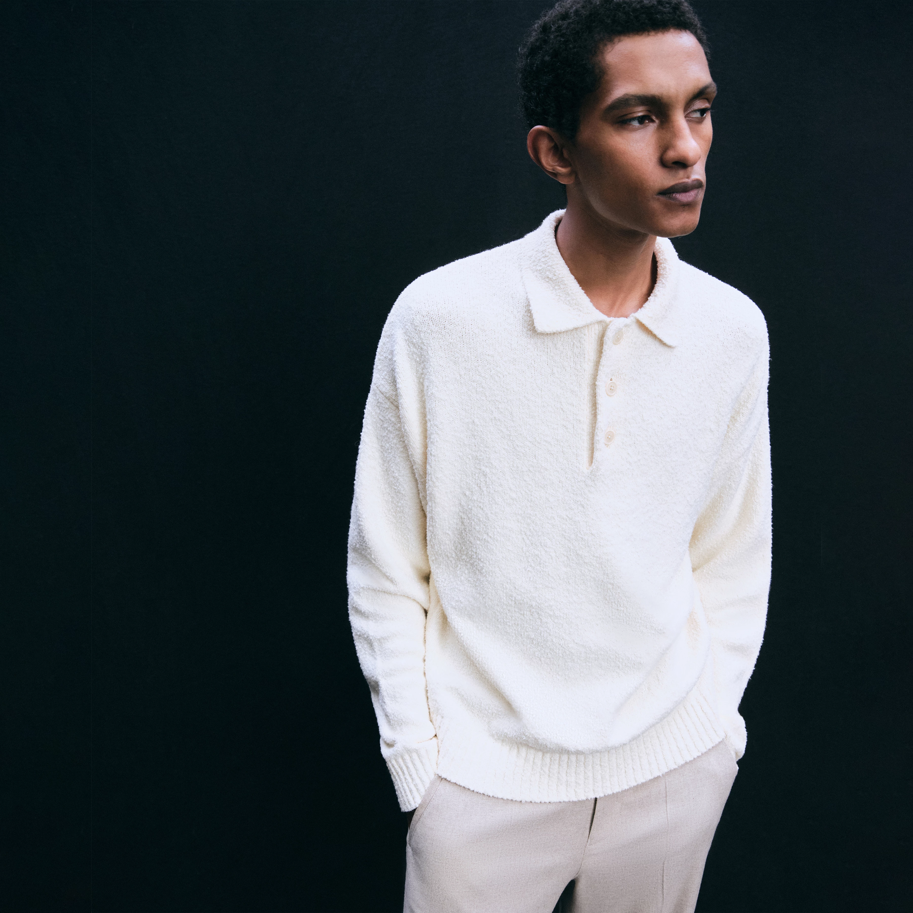 BEKKET - Strickpolo mit Knopfleiste in Bouclé Baumwoll-Mix - Herren - off white