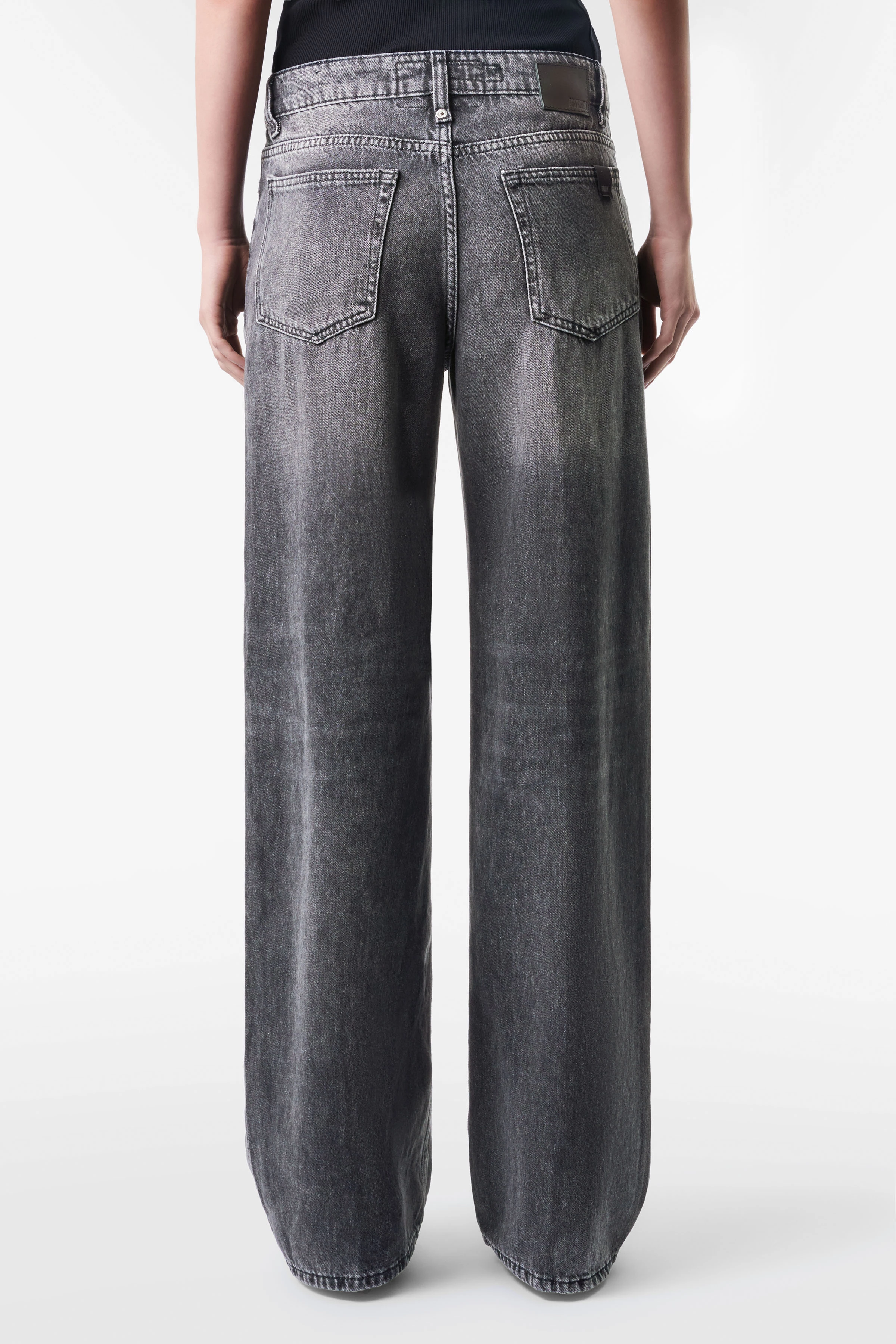 MEDLEY - Mid-Waist Jeans mit weitem Bein in fließendem grey Denim - Damen - grau - Rückansicht