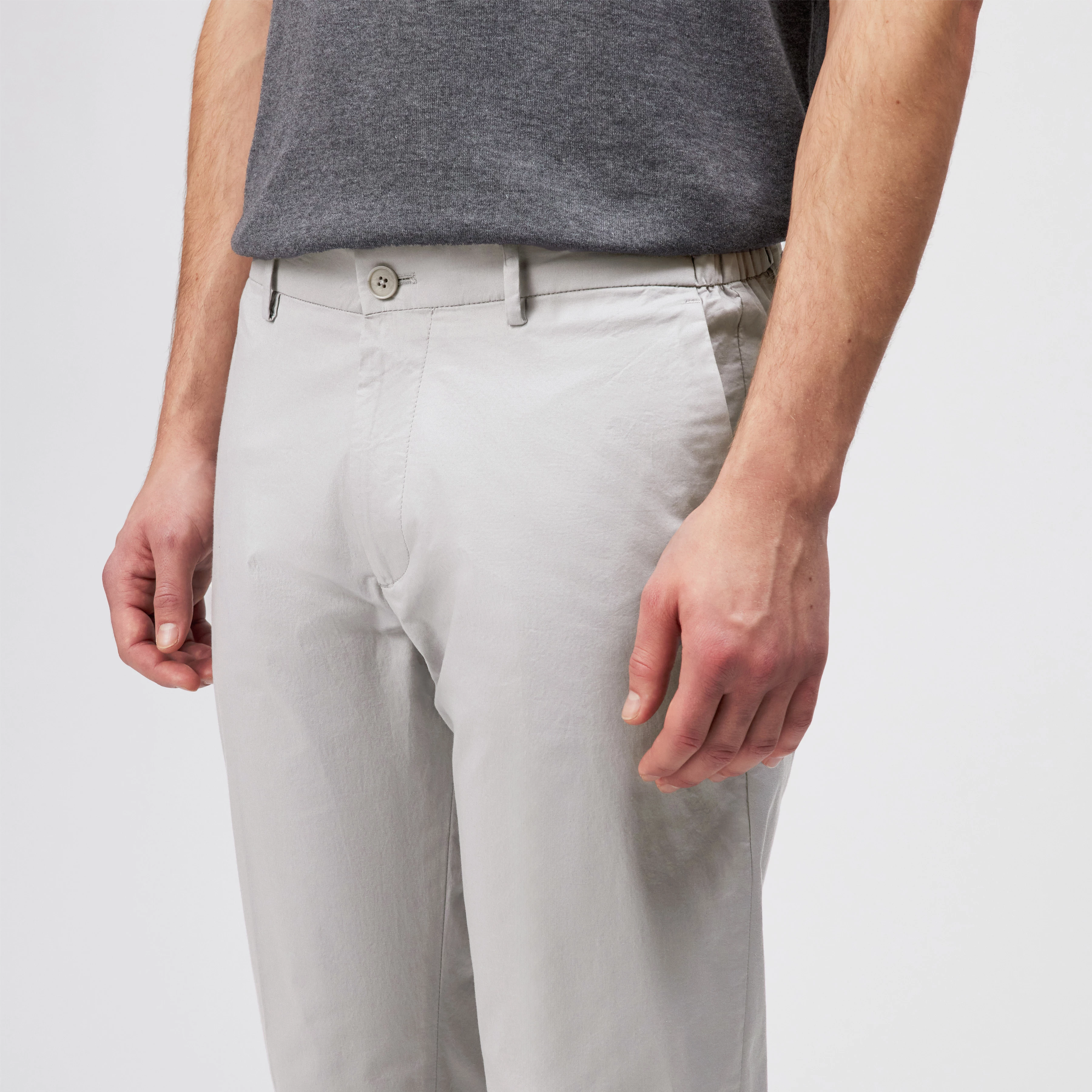 AJEND - Ready-made trousers in cotton gabardine - men - grey - Detailansicht am Model