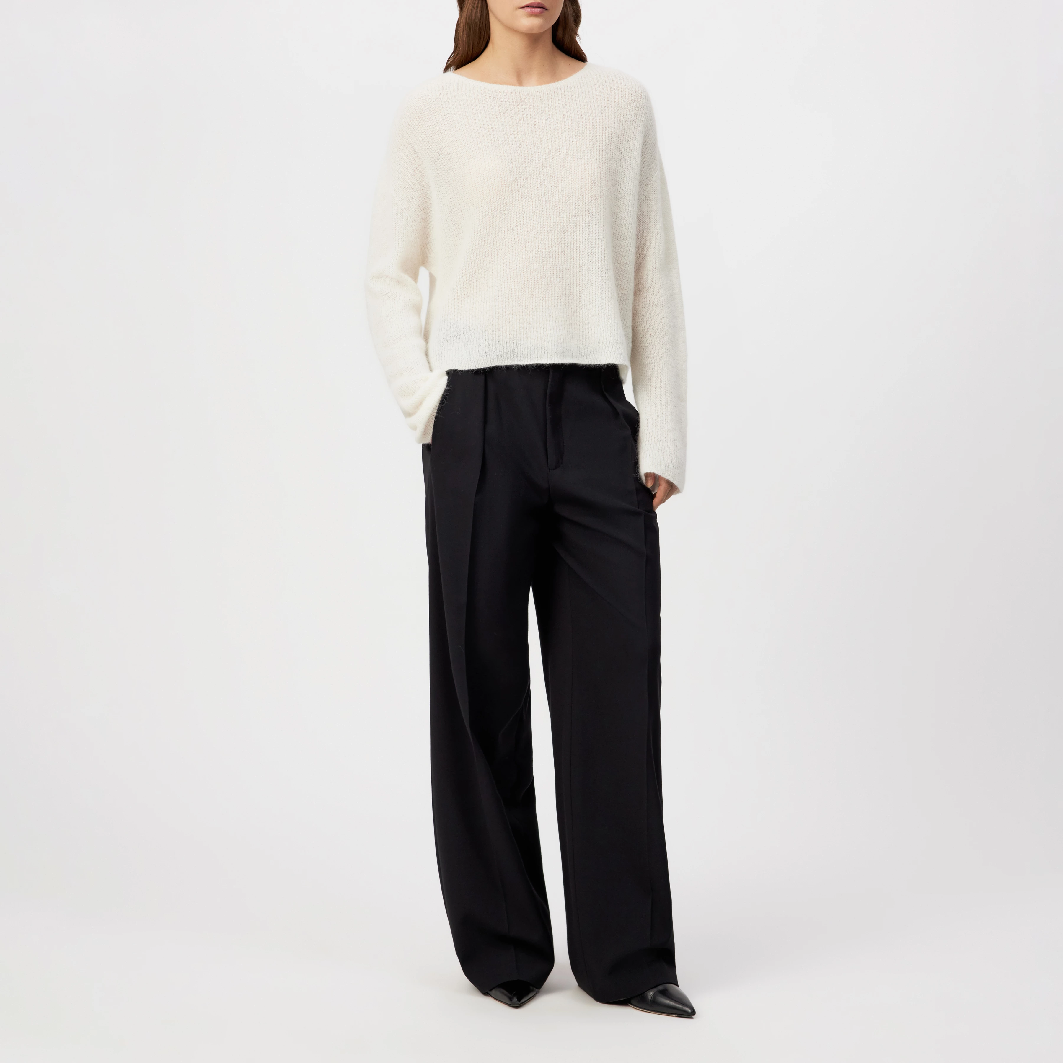 IMENY - Pull court en mélange luxueux d'alpaga Suri - women - blanc cassé - Ganzkörper-Frontansicht