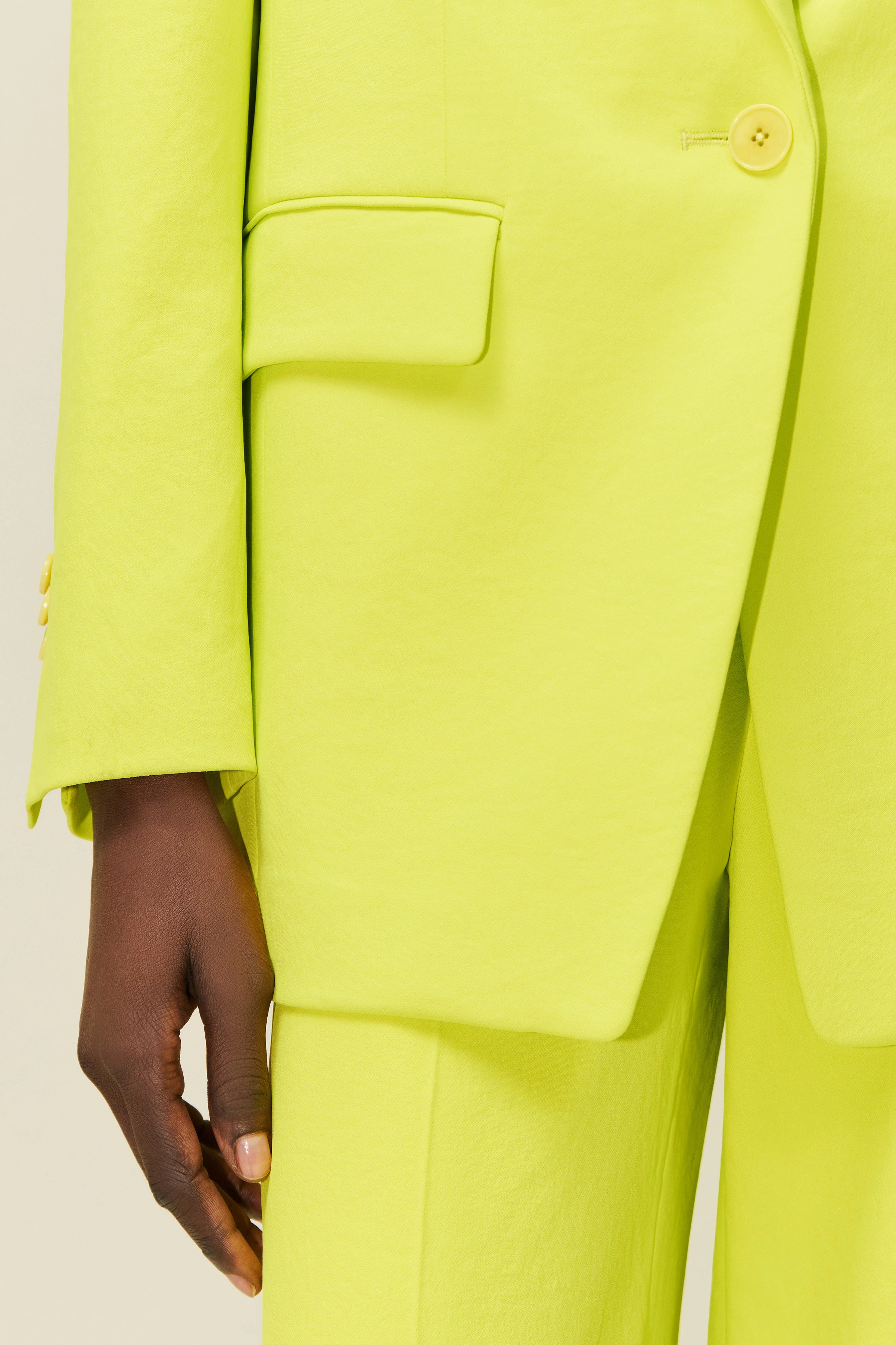 GLENDALE - Boyfriend Blazer aus Techno-Stretch - Damen - gelb - Detailansicht am Model