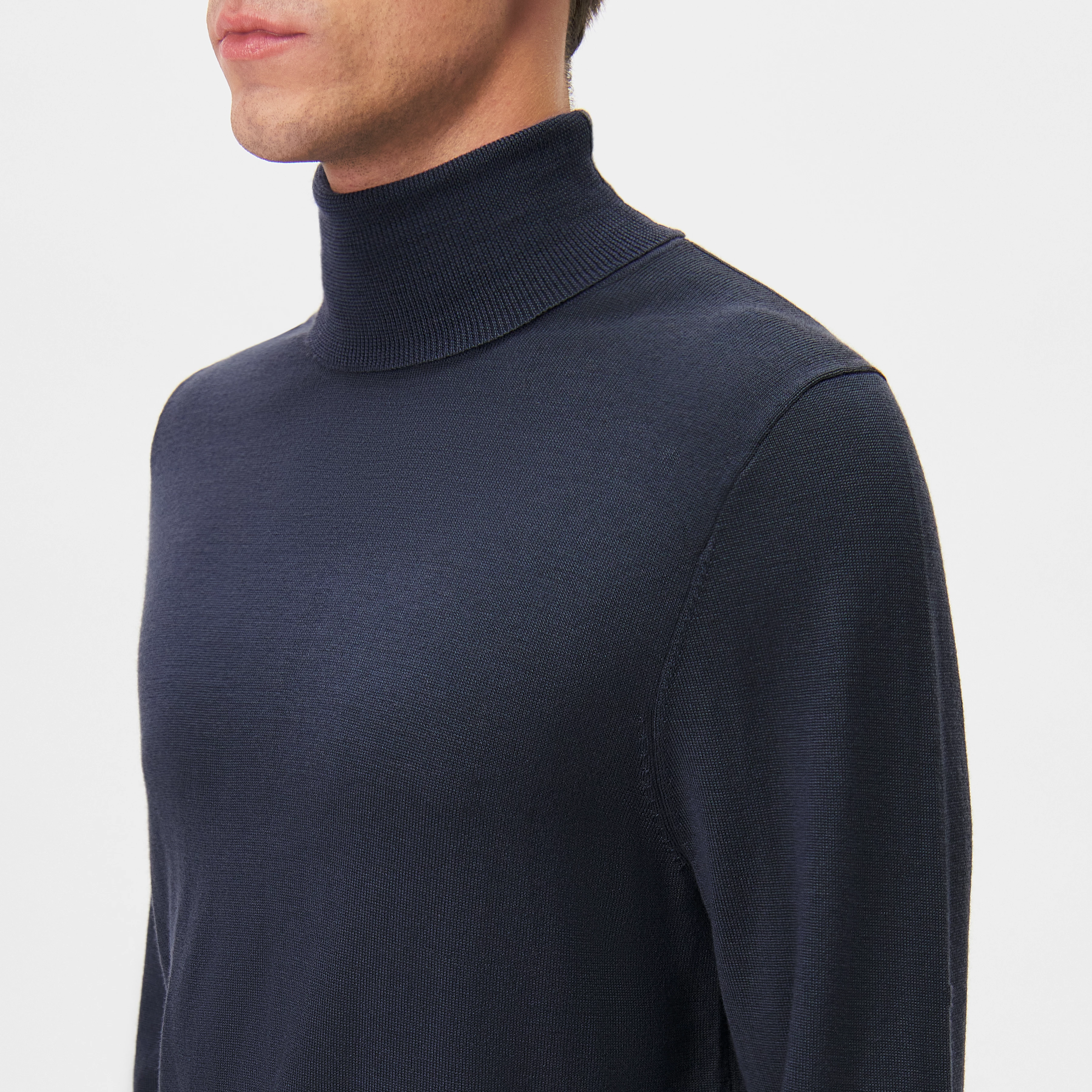 JOEY - Turtleneck jumper in 100% merino wool - men - blue - Detailansicht am Model