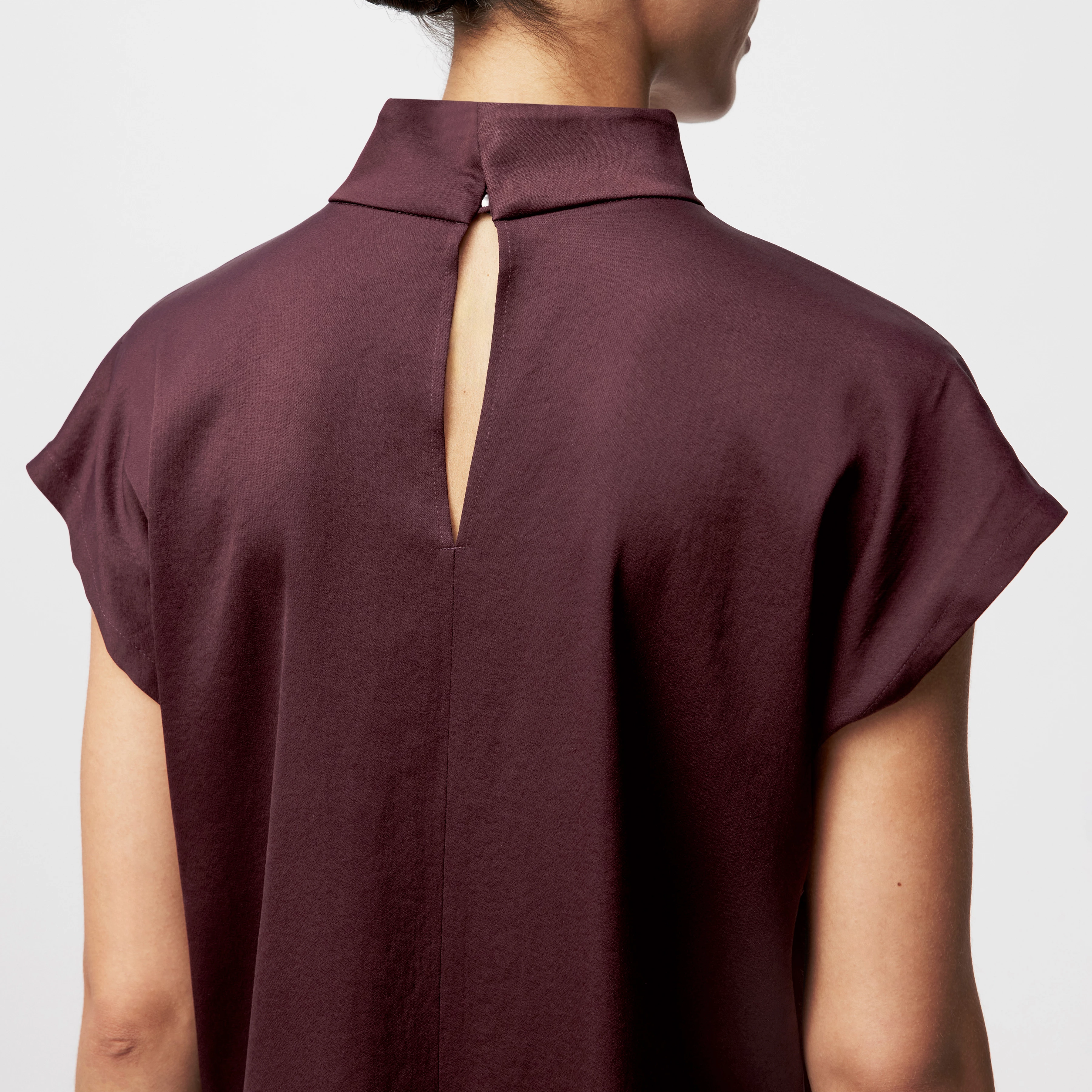 ALARIA_1 - Shirt-Bluse mit Stehkragen in Satin - Damen - rot - Detailansicht am Model