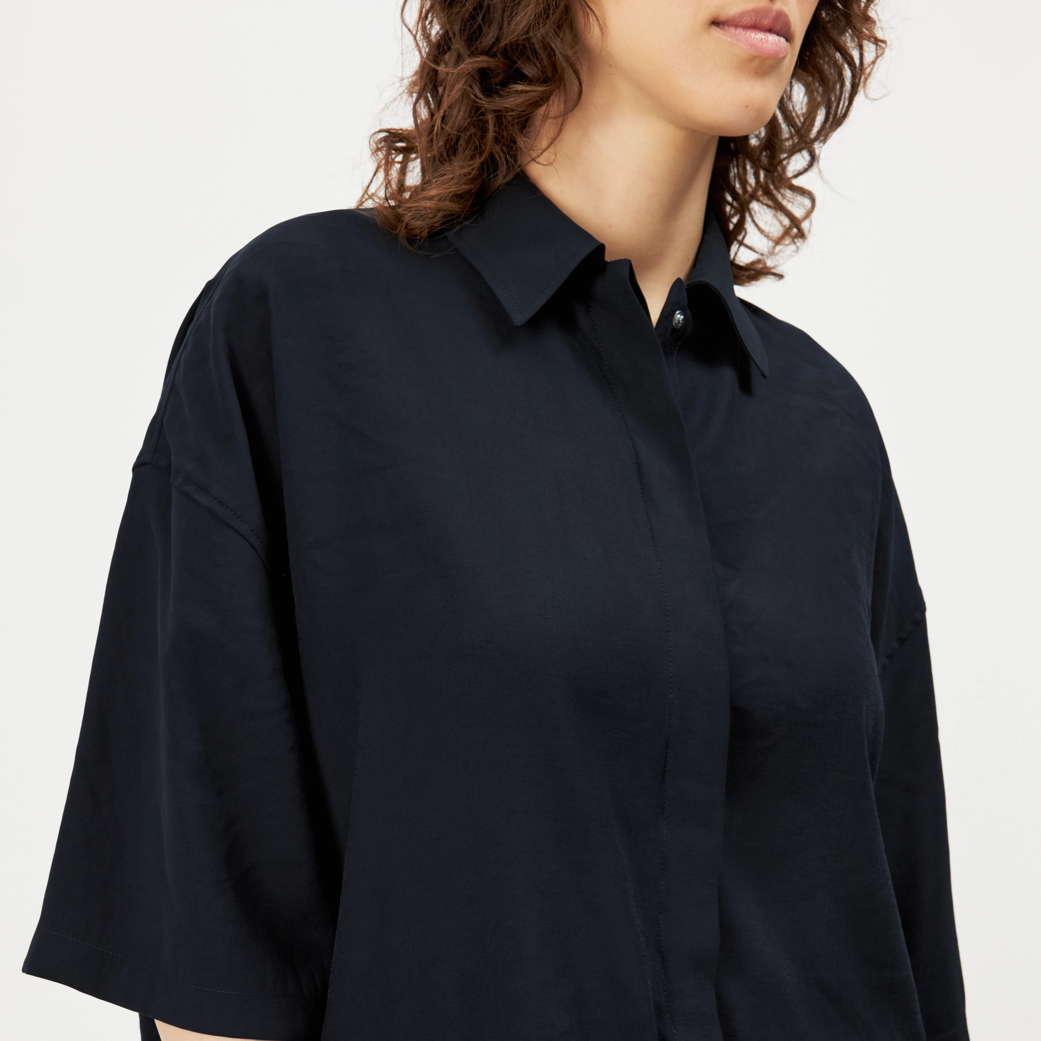 LAINAY - Chemisier court en twill fluide - women - noir - Detailansicht am Model