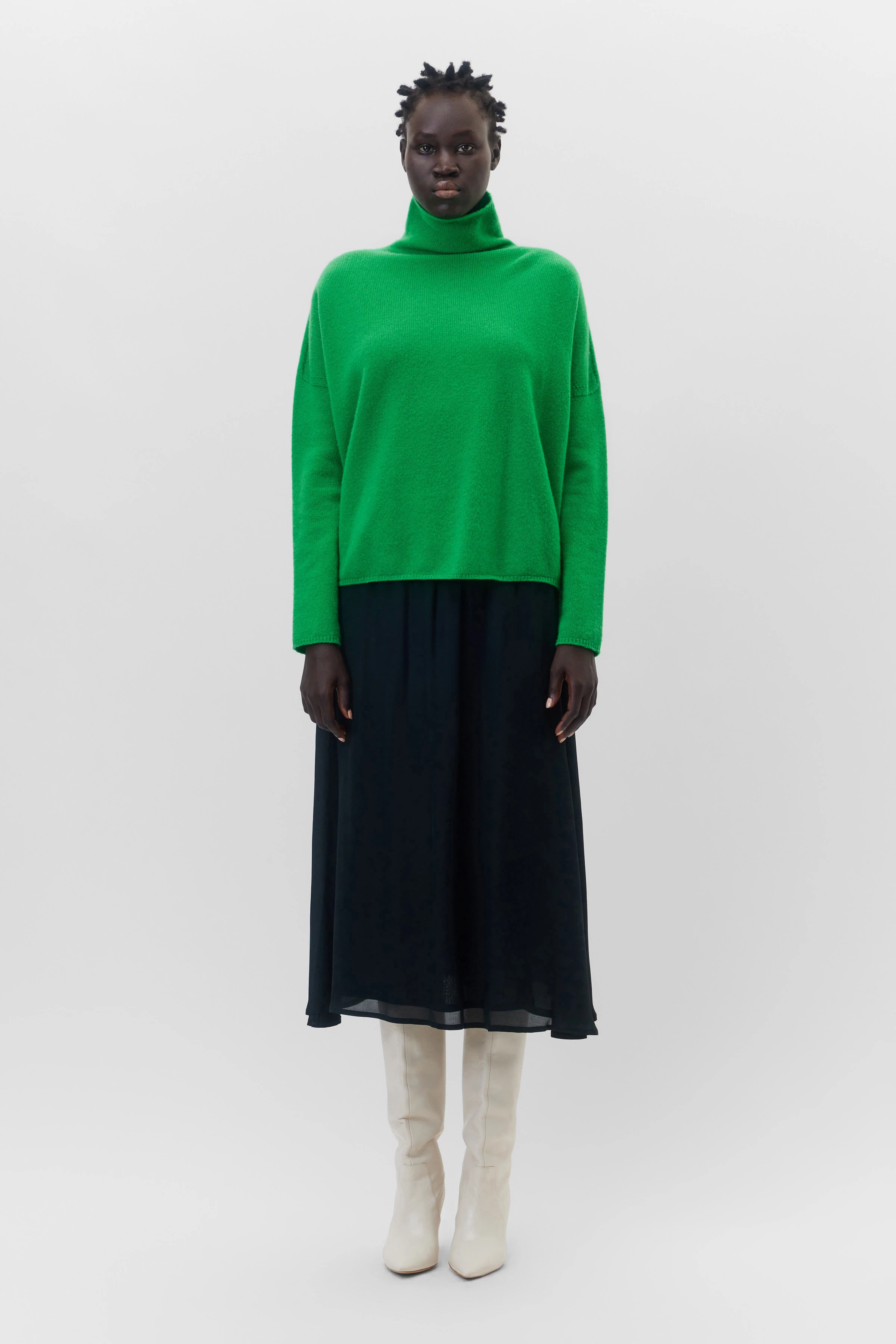 LIORA - Rollkragenpullover in Schurwolle - Damen - grün - Ganzkörper-Frontansicht