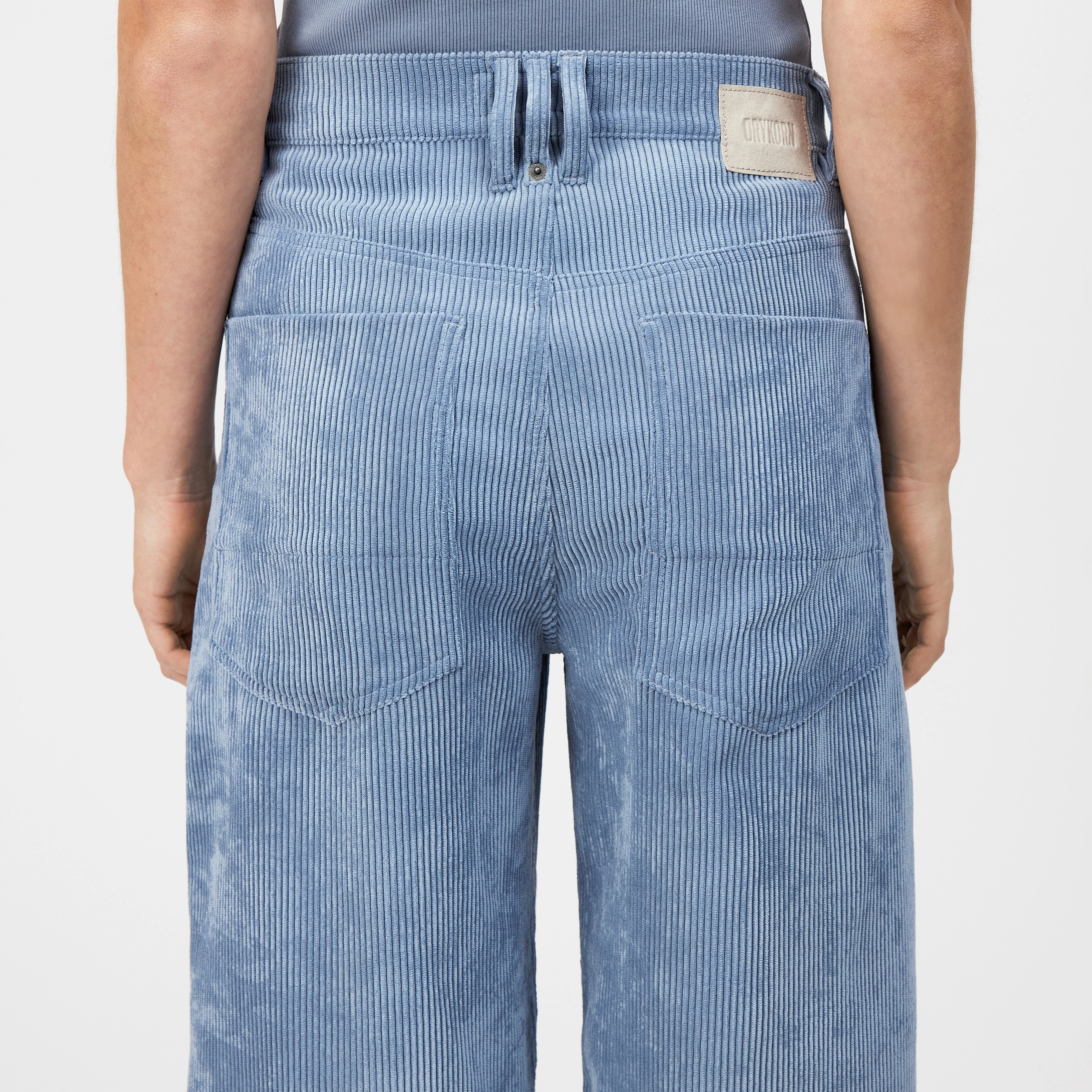 DERIVE - Mid-Waist Jeans in Cord - Damen - blau - Detailansicht am Model