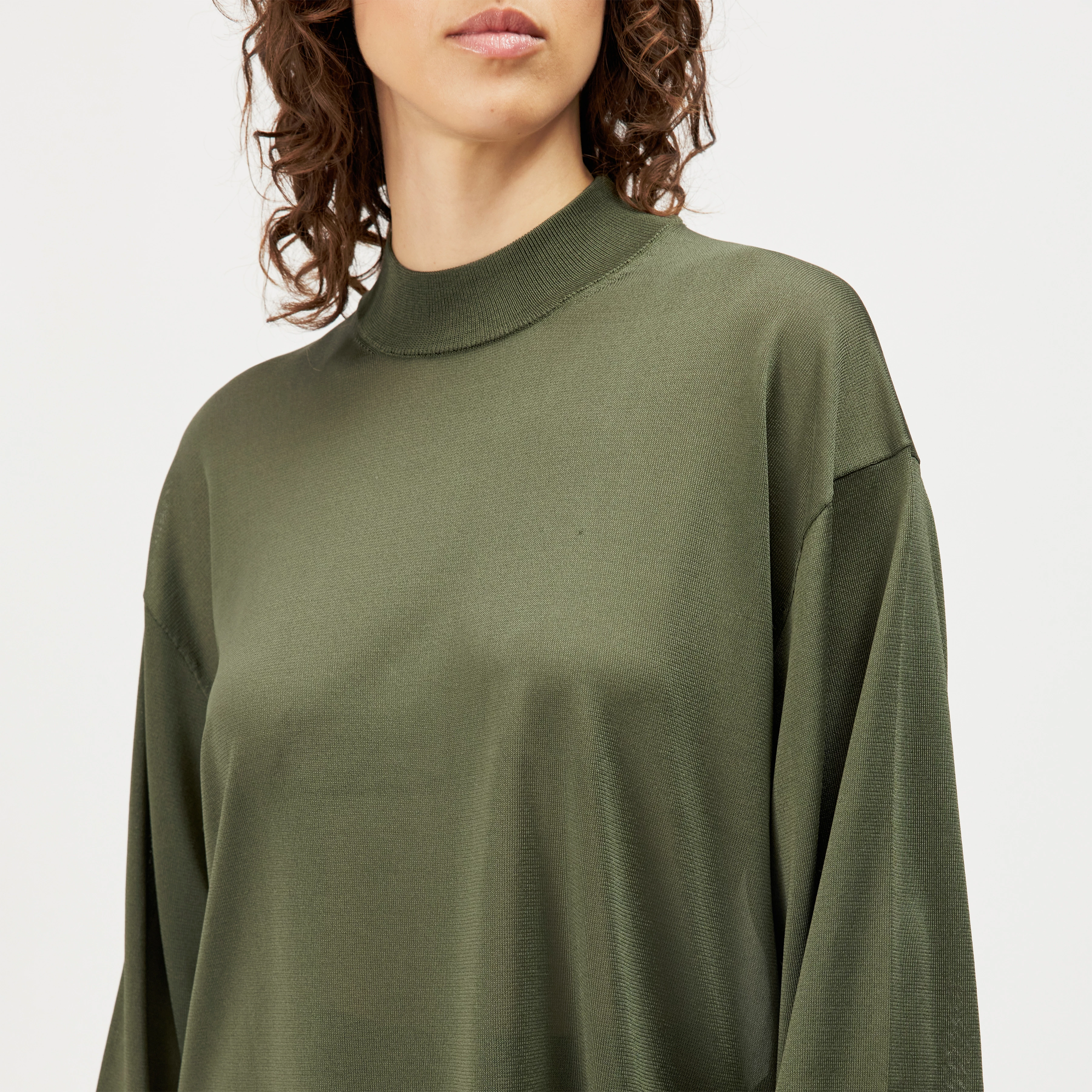 RANYA - Oversized turtleneck sweater in pure acetate - women - green - Detailansicht am Model