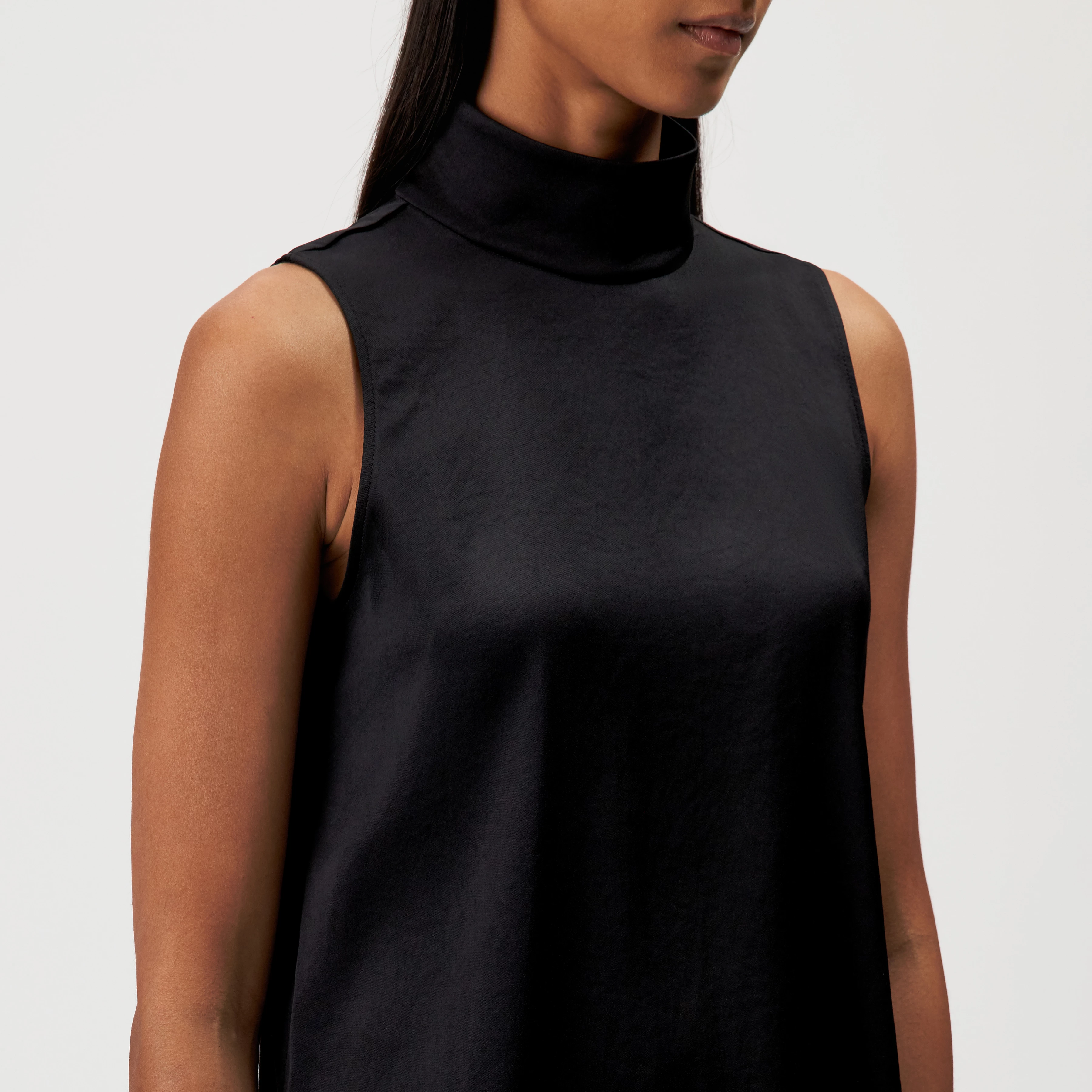 HALIRA - Top blouse en satin à col montant - women - noir - Detailansicht am Model