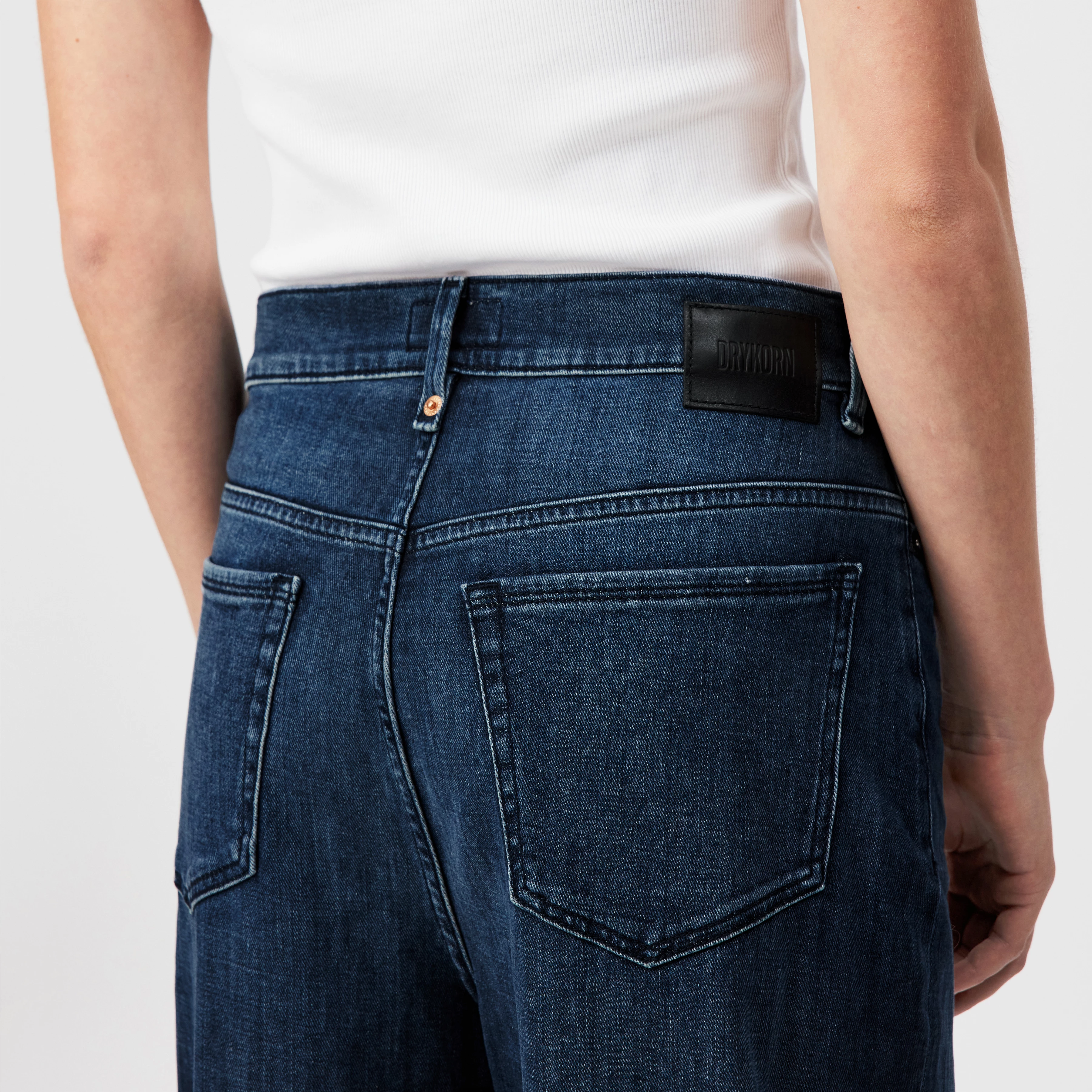 FLOWN - Low-waist jeans in mid-blue denim - women - blue - Detailansicht am Model