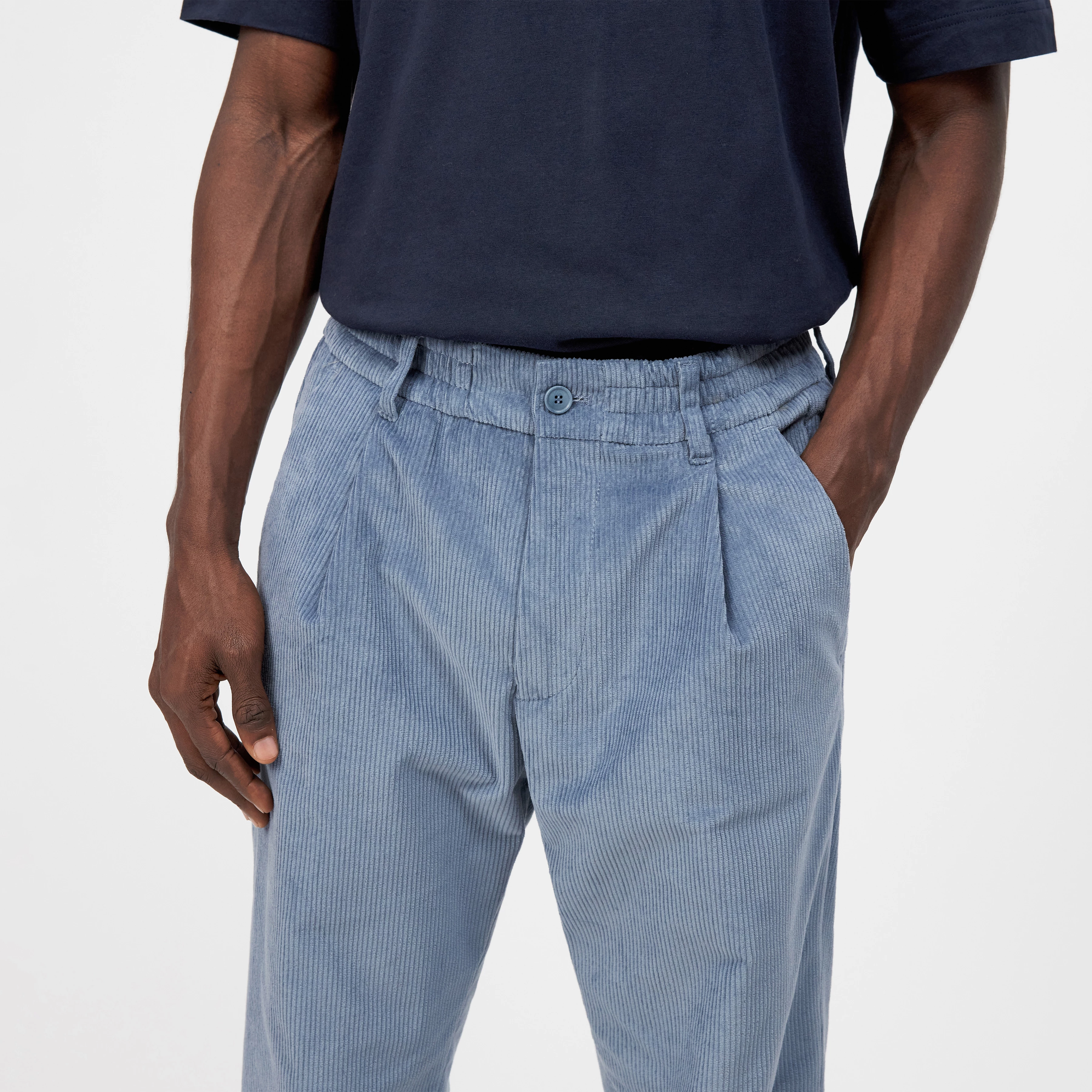 CHASY - Casual trousers with pleats in cotton corduroy - men - blue - Detailansicht am Model