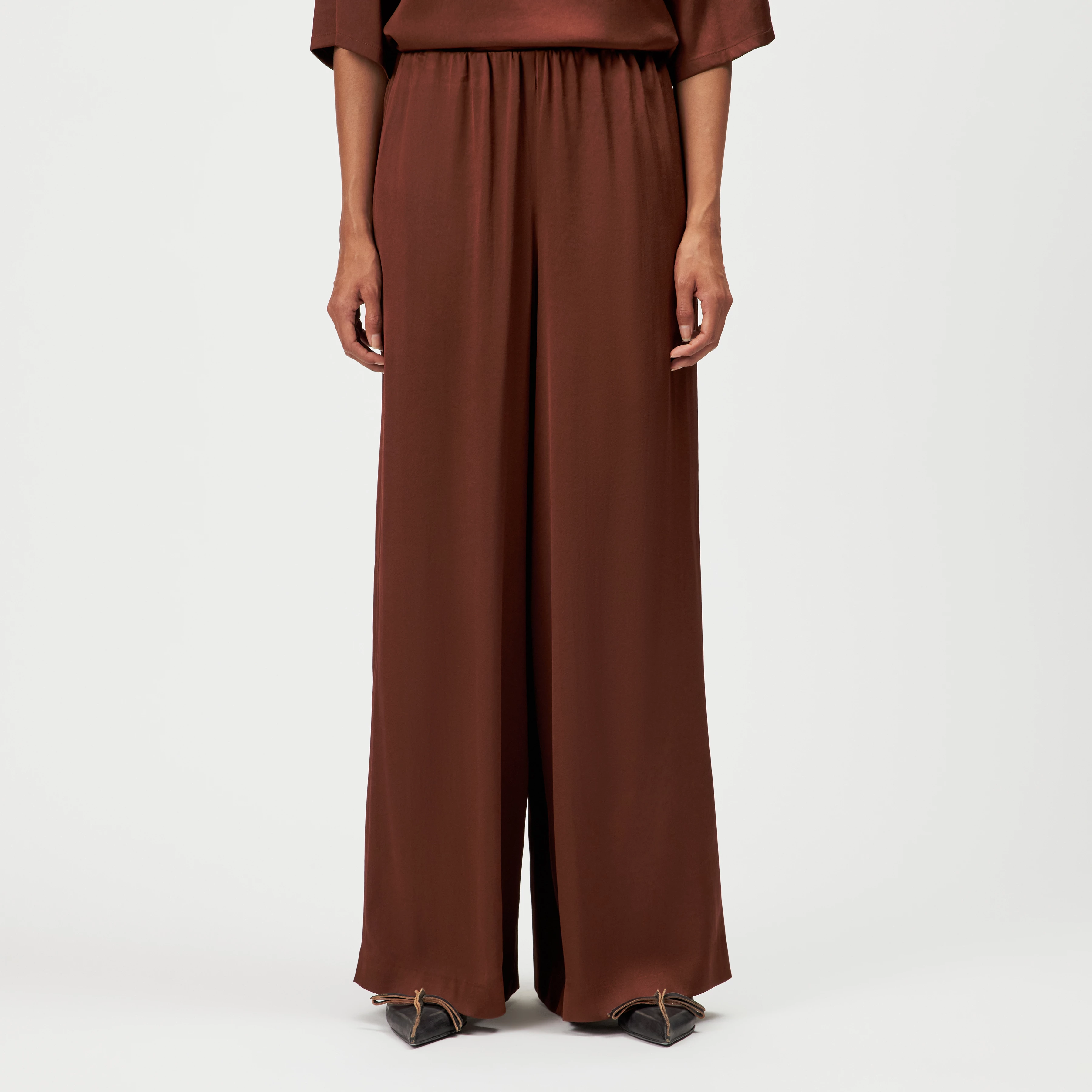 TWEEZER - Wide trousers in satin - women - brown - Frontansicht