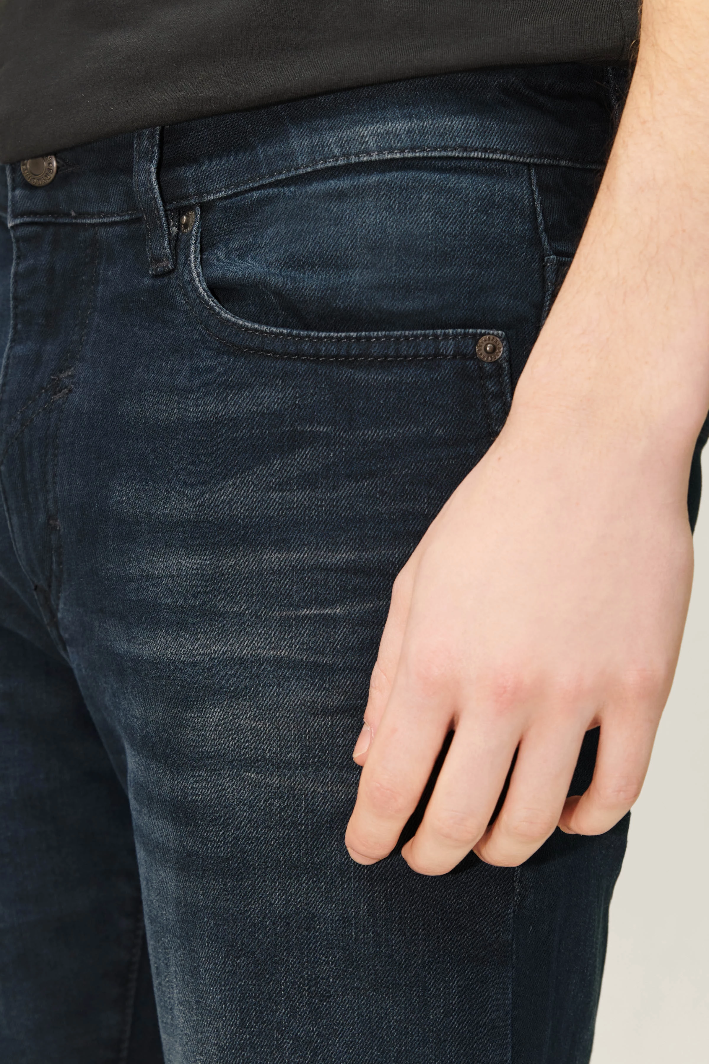 WEST - slim fit jeans in cotton mix - men - blue - Detailansicht am Model