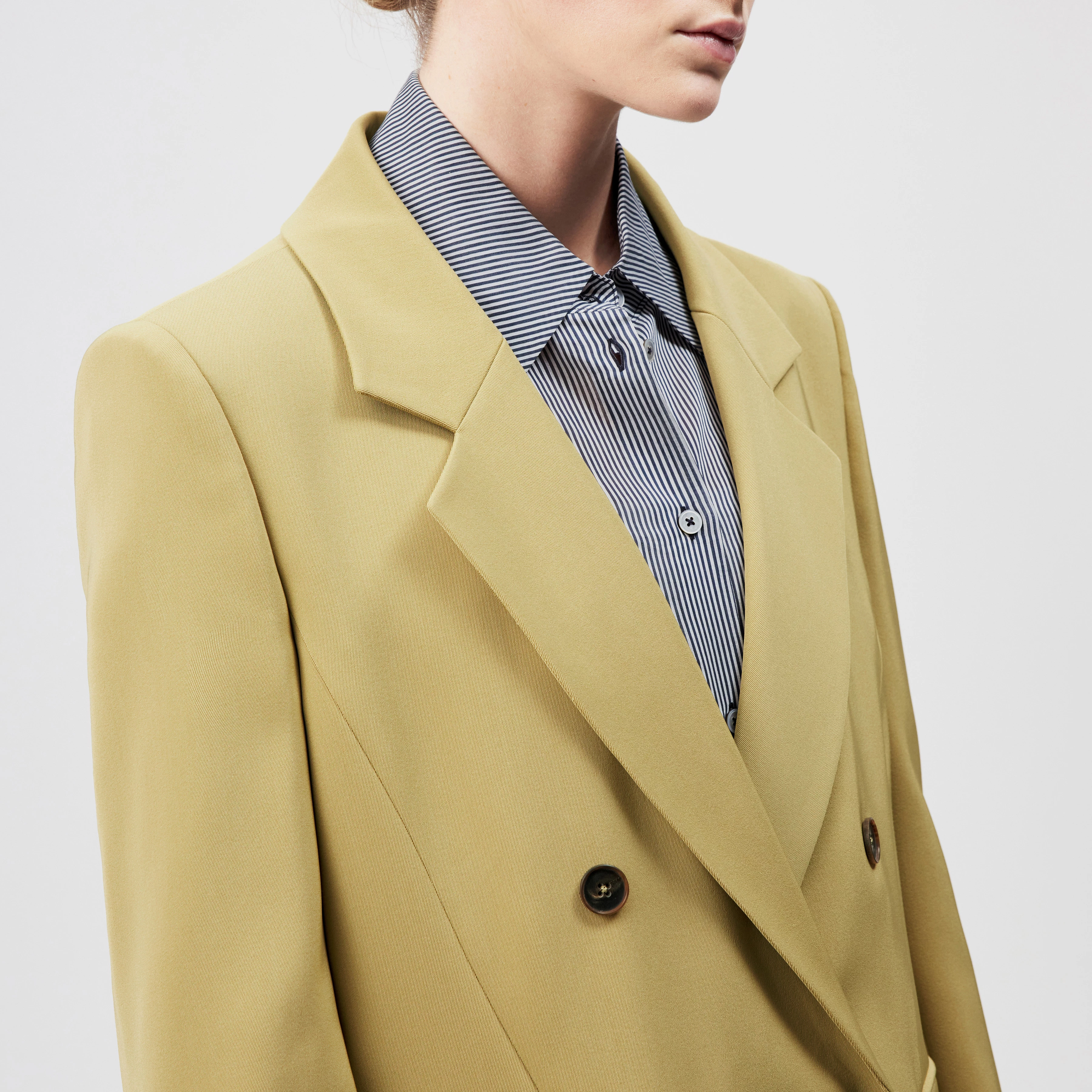 HADLOW - Double-breasted twill blazer with lapels - women - brown - Detailansicht am Model