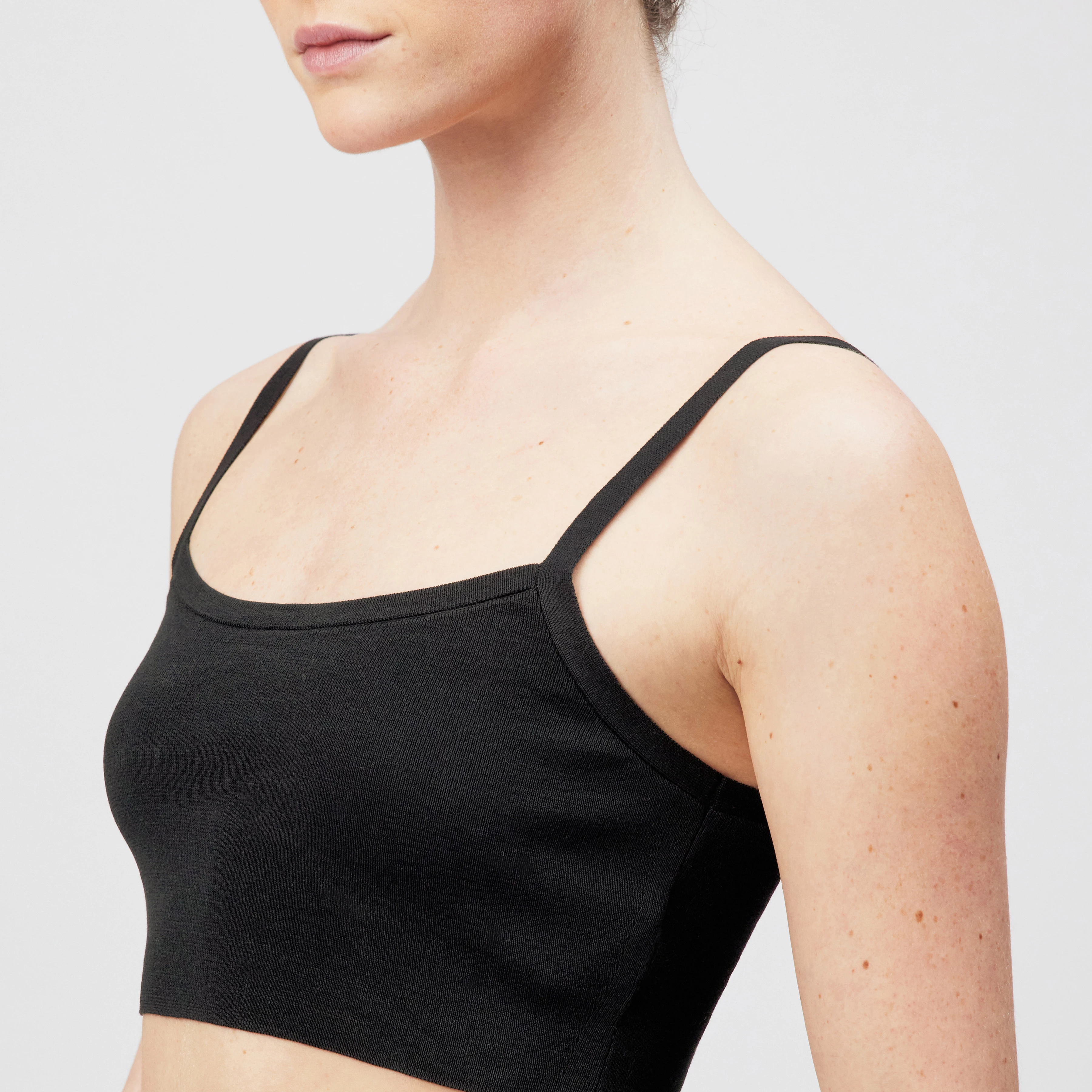 JOSEY - Cropped tank top in matte finish - women - Natural Aluminium - Detailansicht am Model