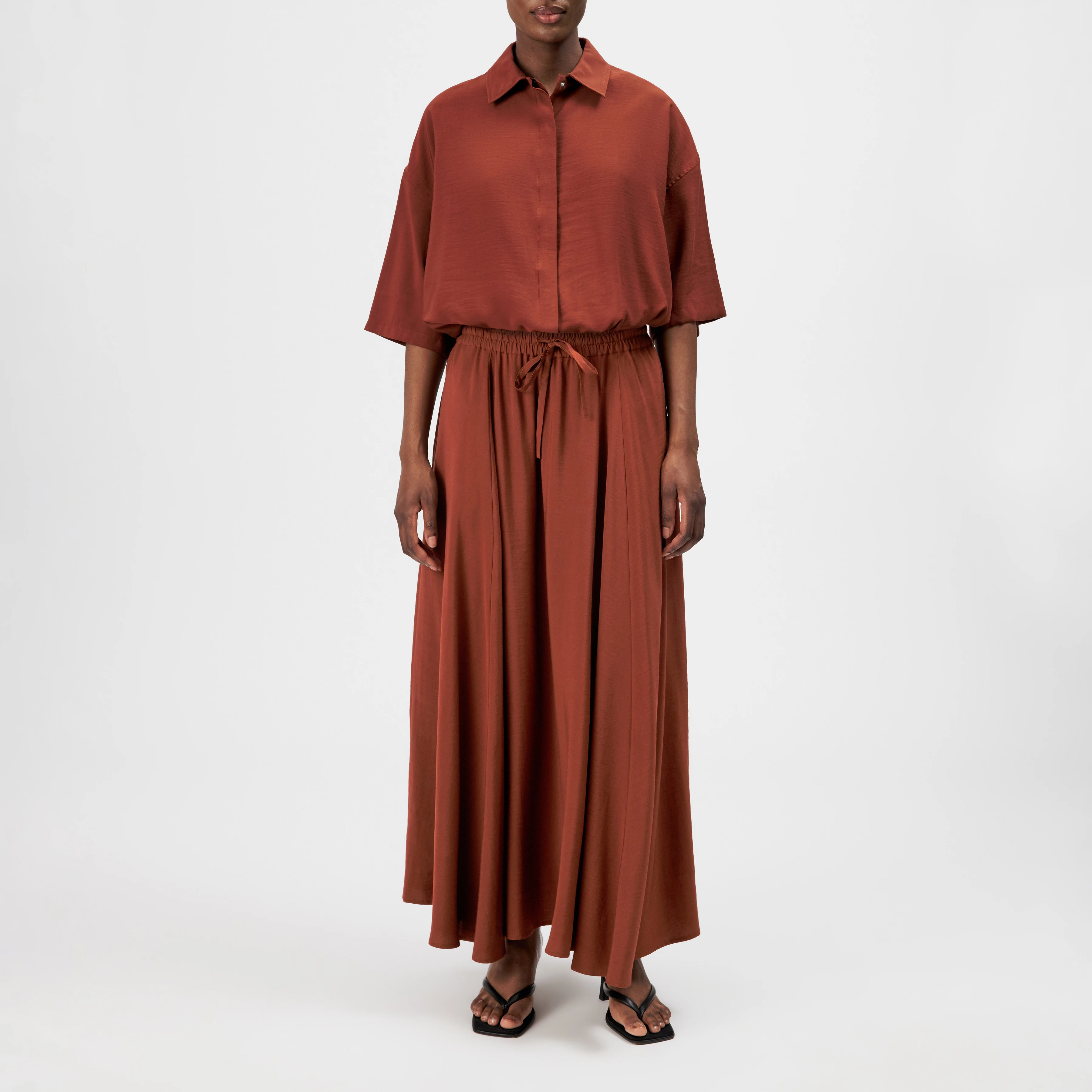 QERIME_1 - Jupe évasée en twill fluide - women - rouge - Ganzkörper-Frontansicht