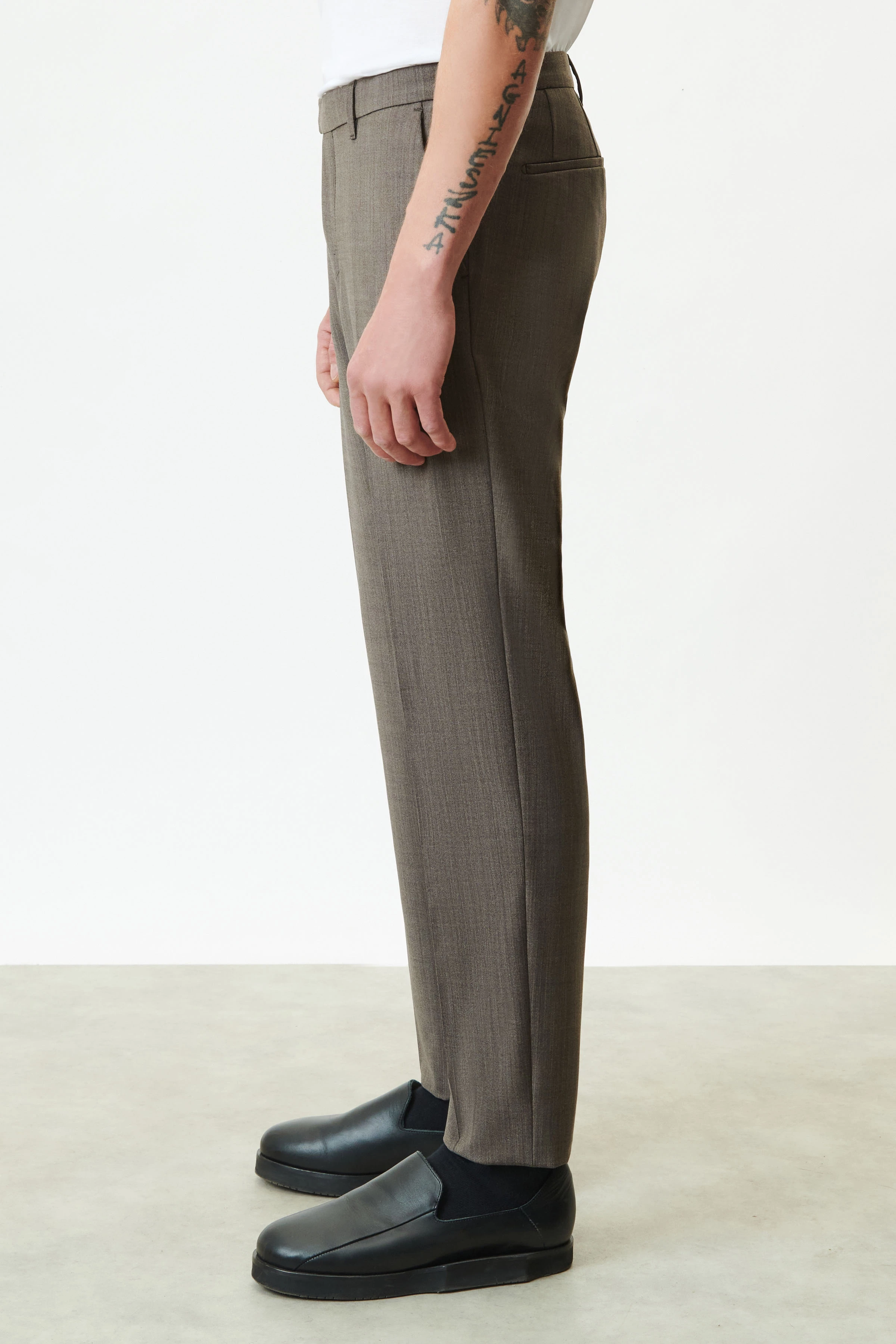 PIET_SK - classic slim fit trousers in bi-stretch wool - men - brown - Seitenansicht