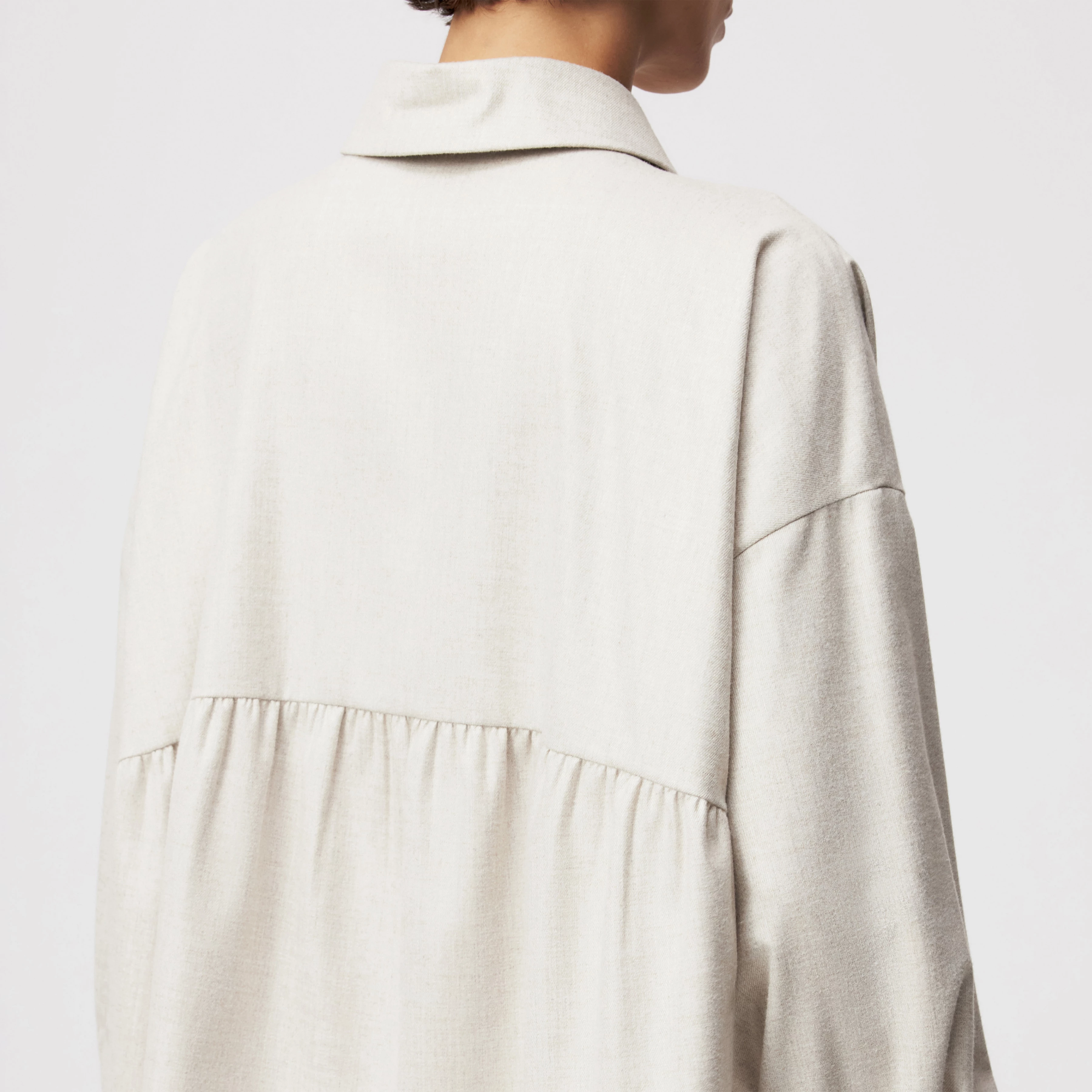 FLANNA - Hemdbluse in softem Flanell - Damen - beige - Detailansicht am Model