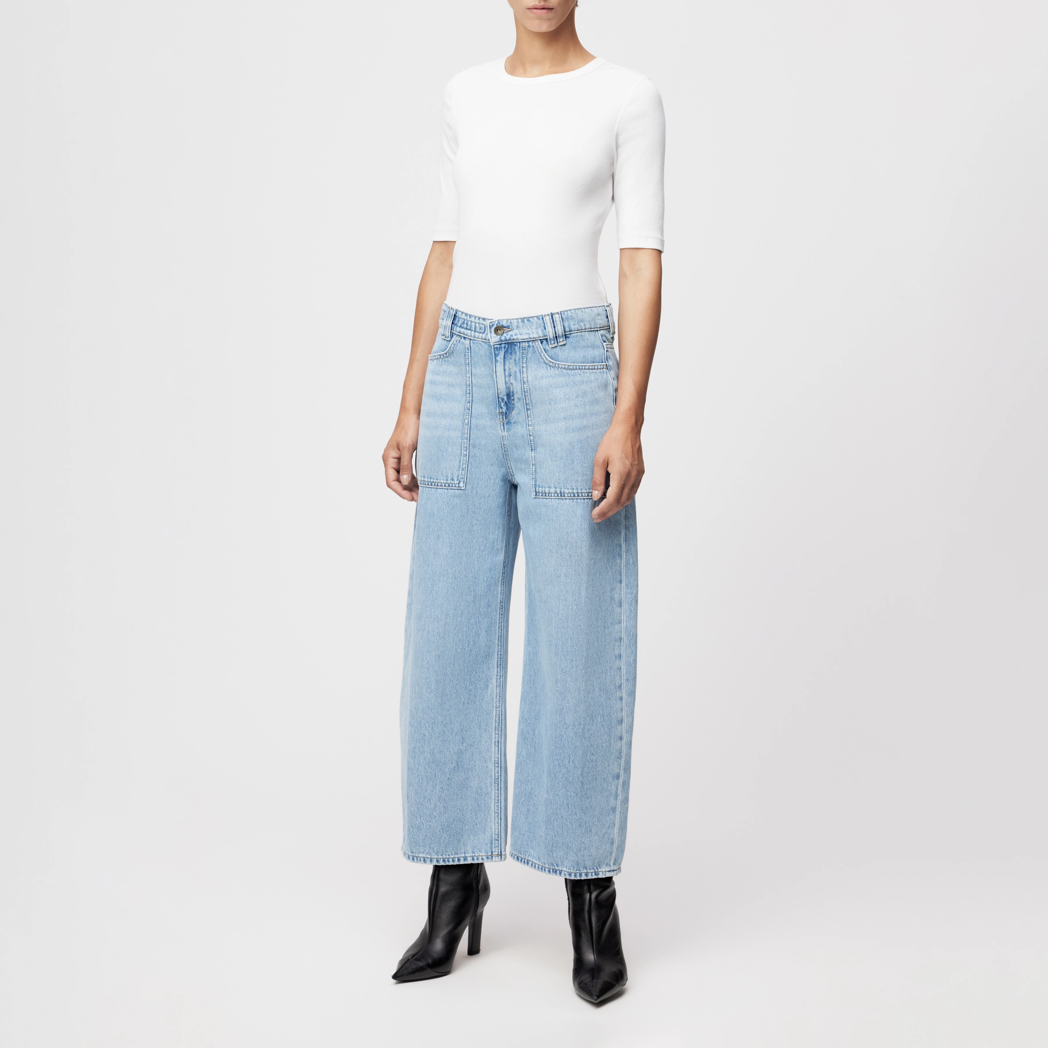 DERIVE - Mid-Waist Jeans in Light-Blue Denim - Damen - blau - Ganzkörper-Frontansicht
