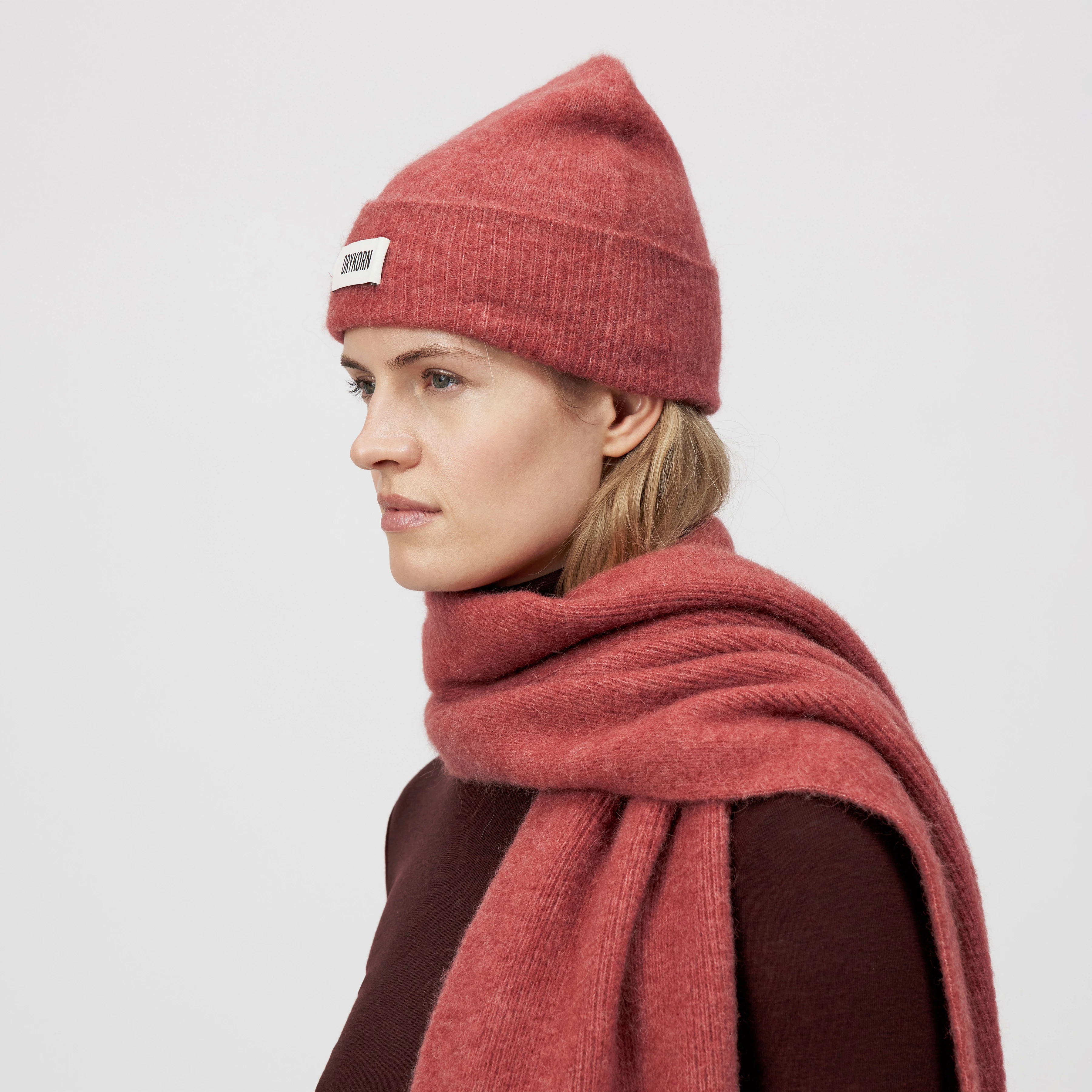 NEREA_2 - Beanie in alpaca blend - unisex - pink - Ganzkörper-Frontansicht