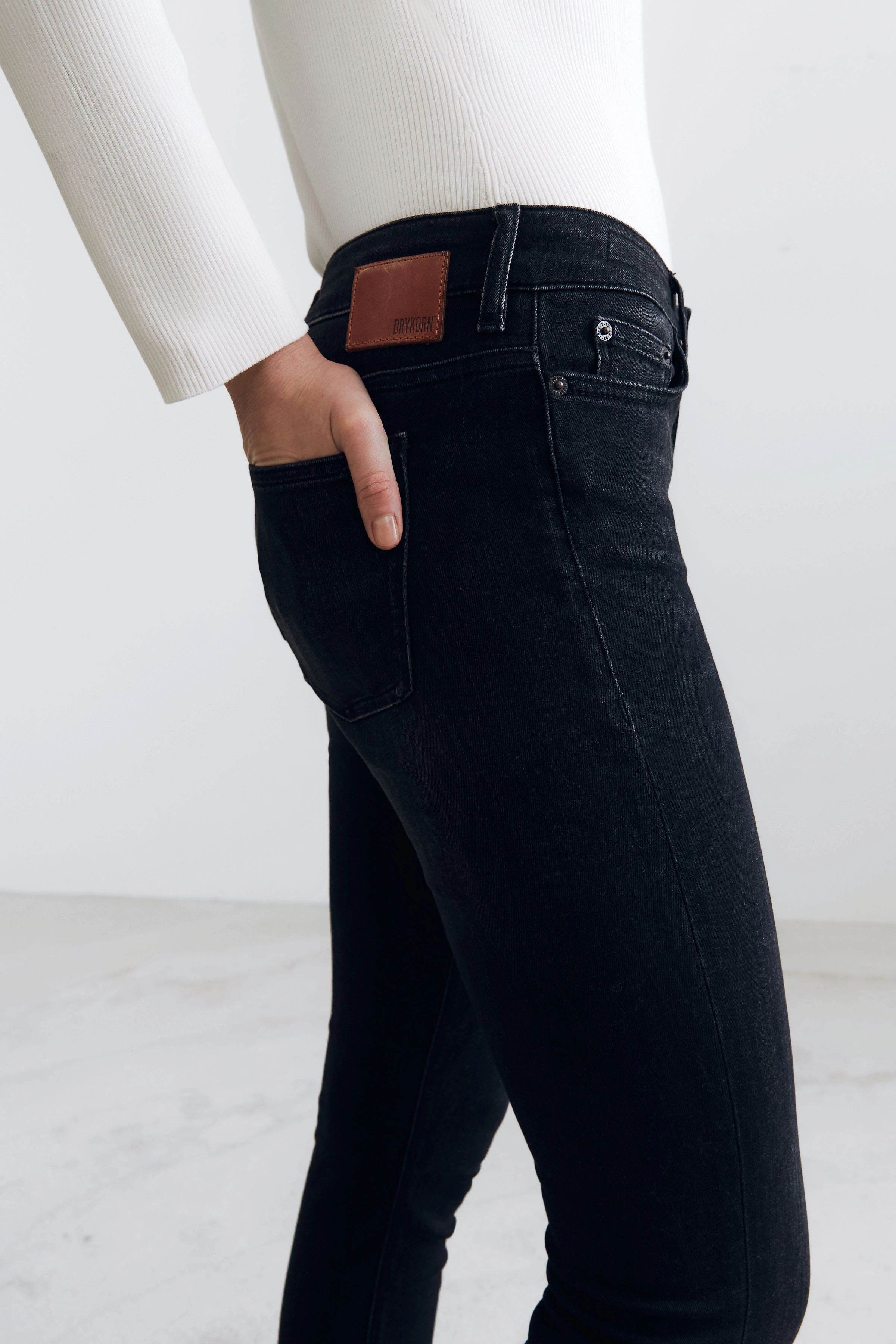 NEED - skinny jeans in black denim - women - Natural Aluminium - Seitenansicht