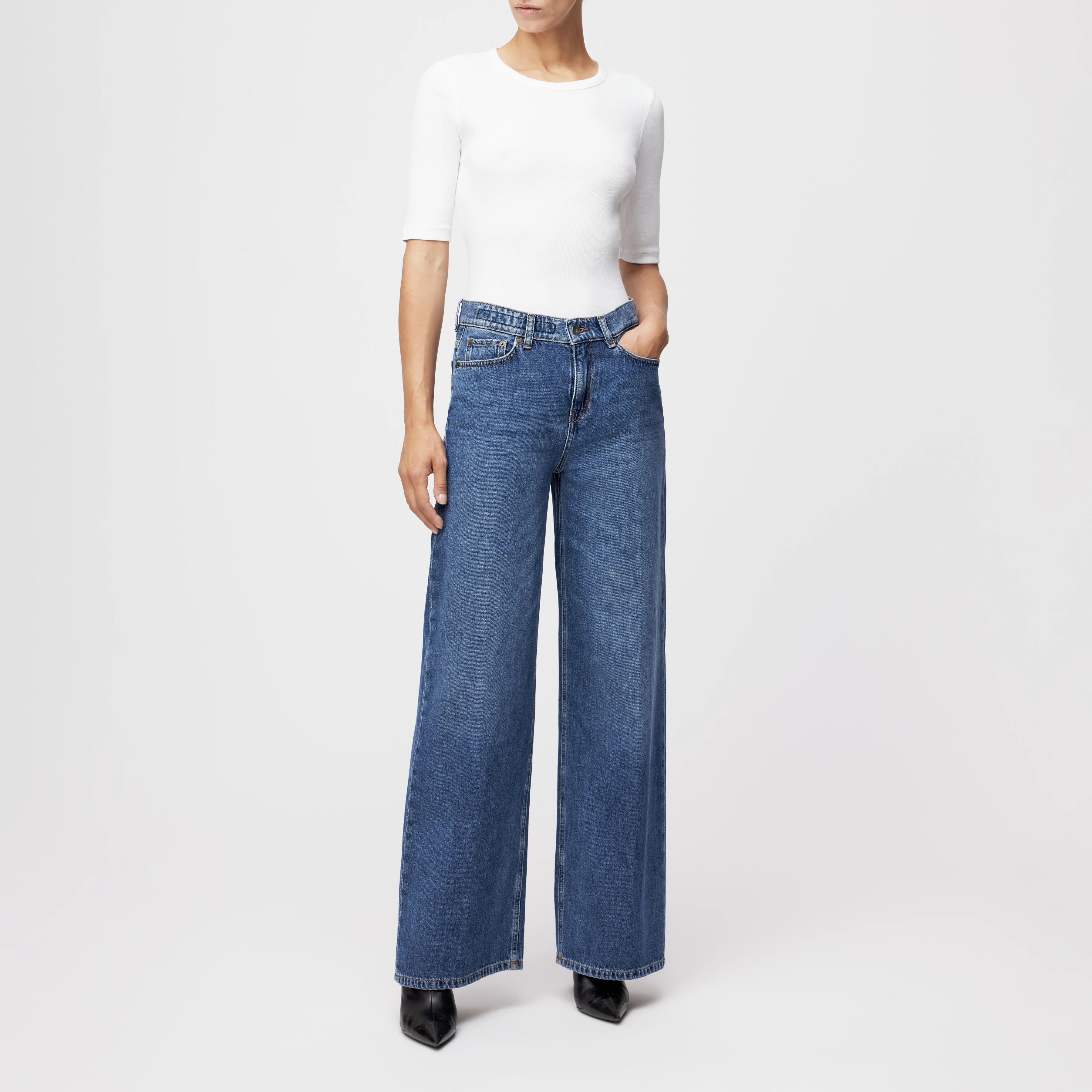 FLUNG - Mid-Waist Jeans in Mid-Blue Denim - Damen - blau - Ganzkörper-Frontansicht