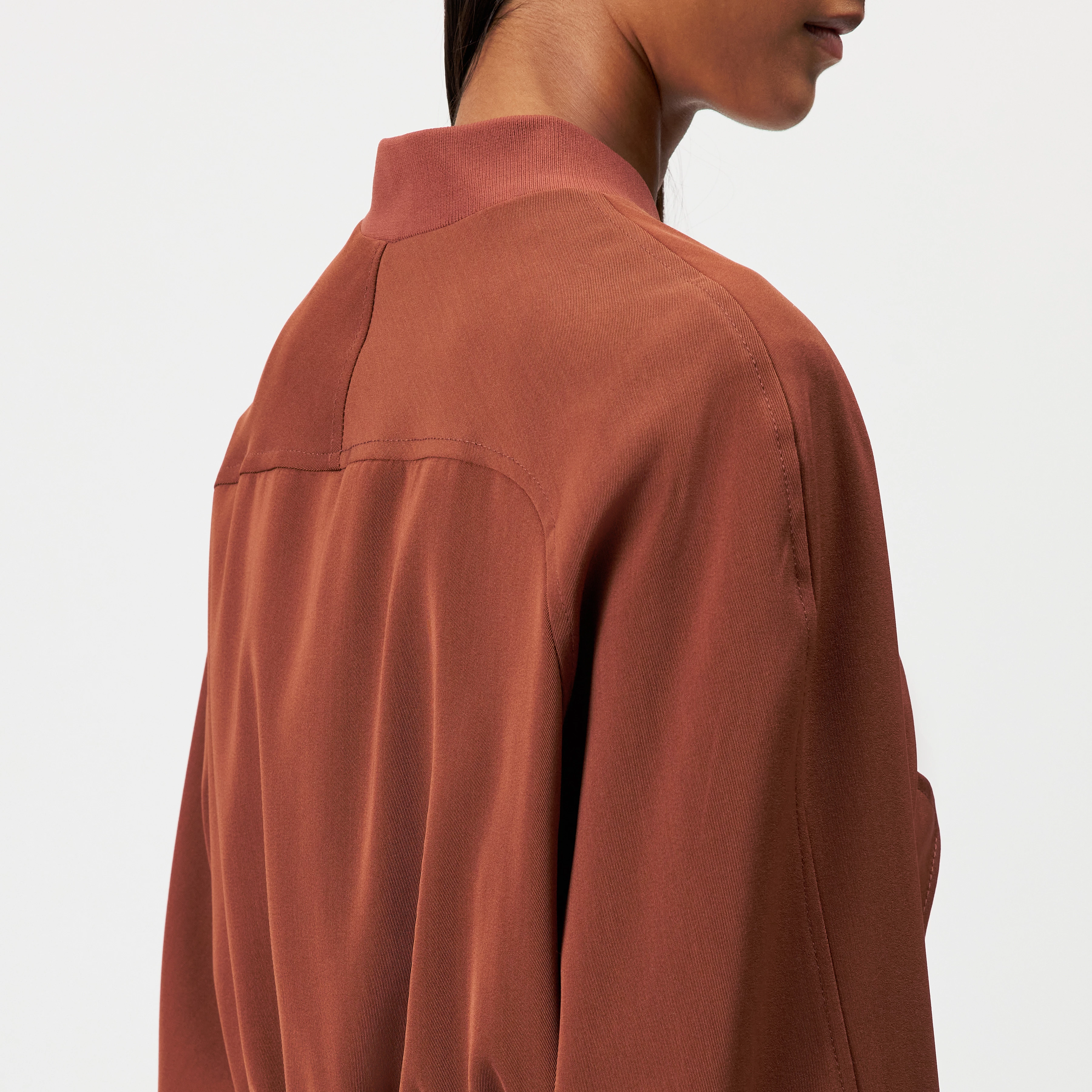 MARHAM - Blousonjacke in Techno-Gewebe - Damen - rot - Detailansicht am Model