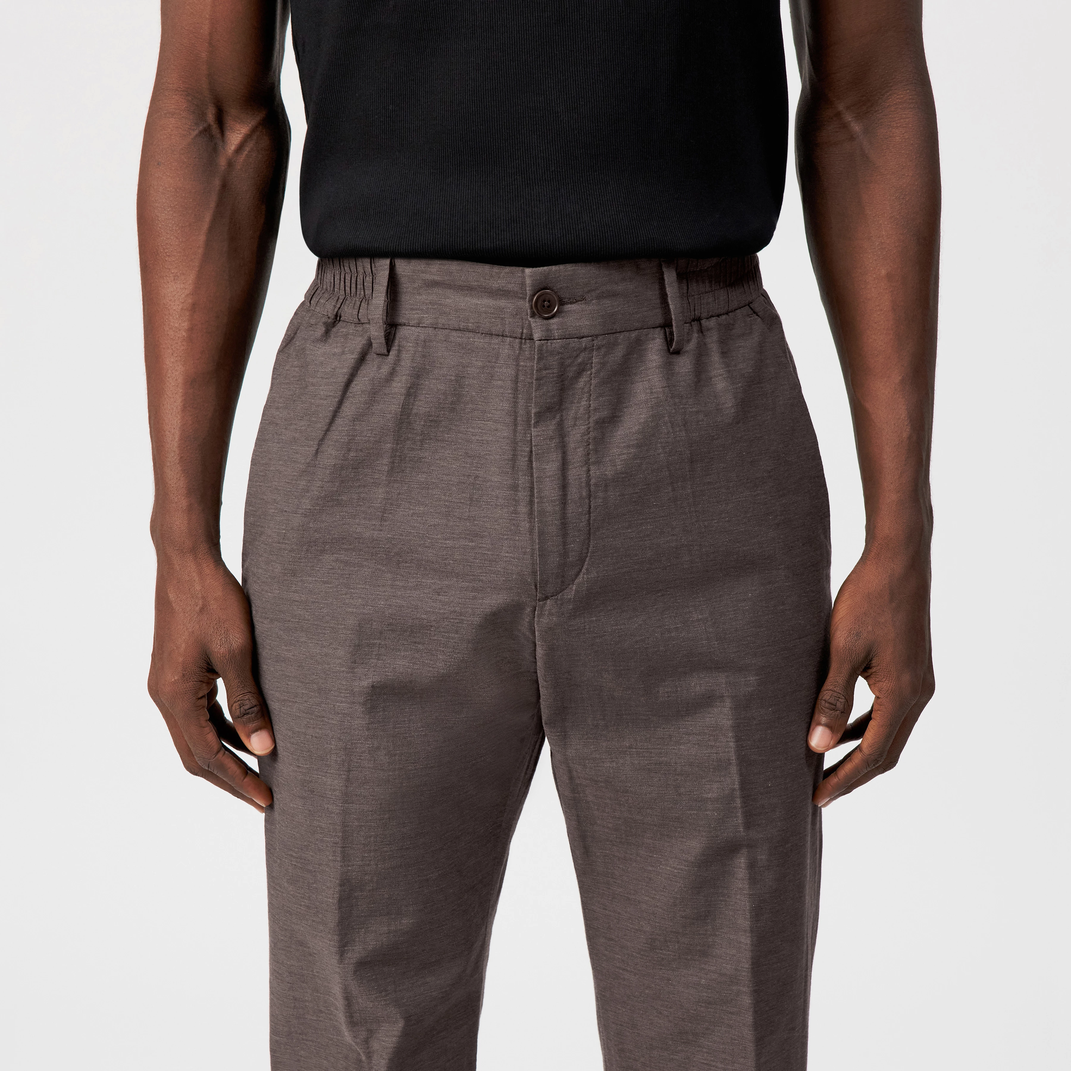 GARONA_B - Casual chino in cotton blend - men - brown - Detailansicht am Model