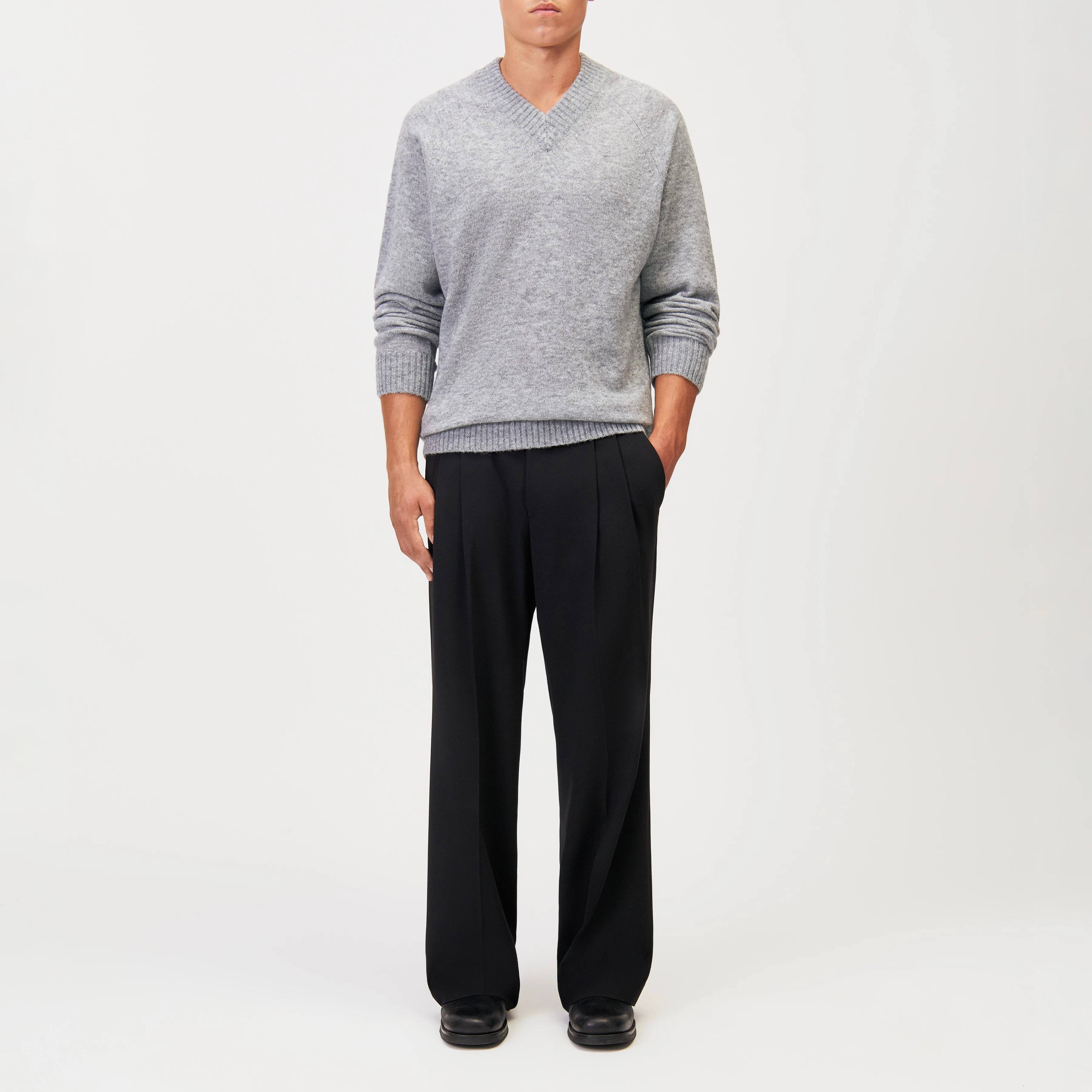 NUMIR - V-Neck Knitted Jumper in Wool Blend - men - grey - Ganzkörper-Frontansicht