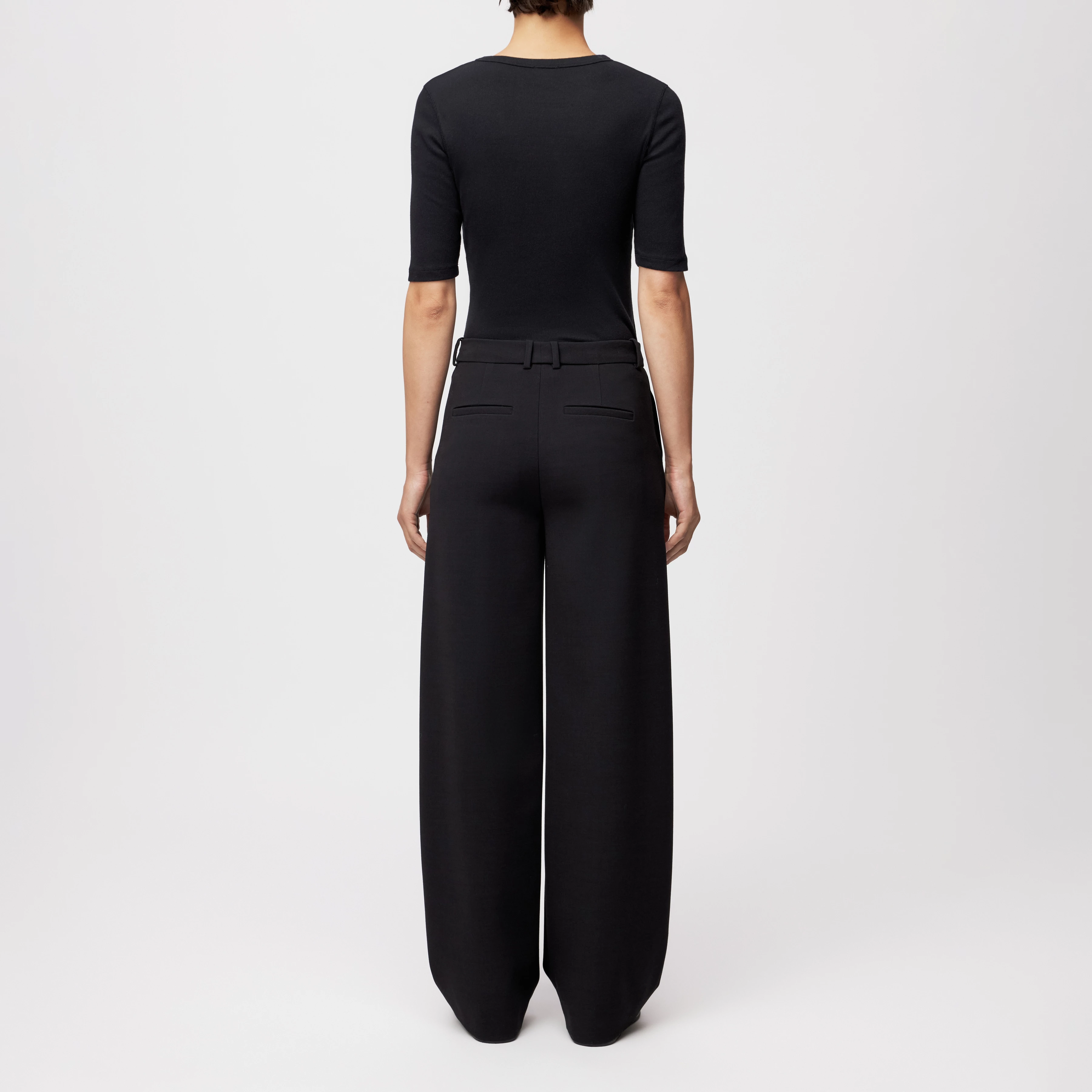 DESK - Hose mit Barrel-Leg in technischem Gabardine - Damen - schwarz - Rückansicht