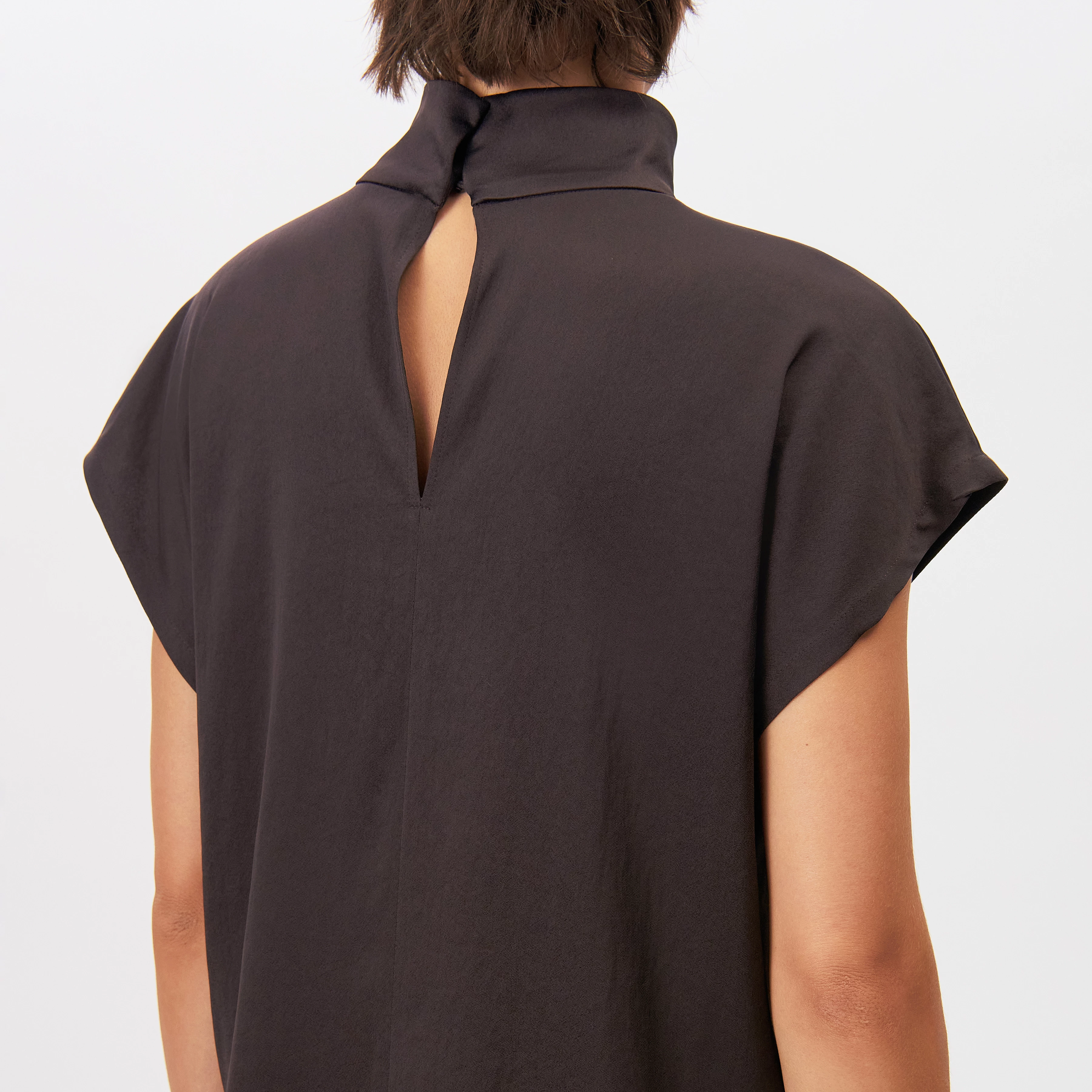 ALARIA_1 - Shirt blouse with stand-up collar in satin - women - brown - Detailansicht am Model