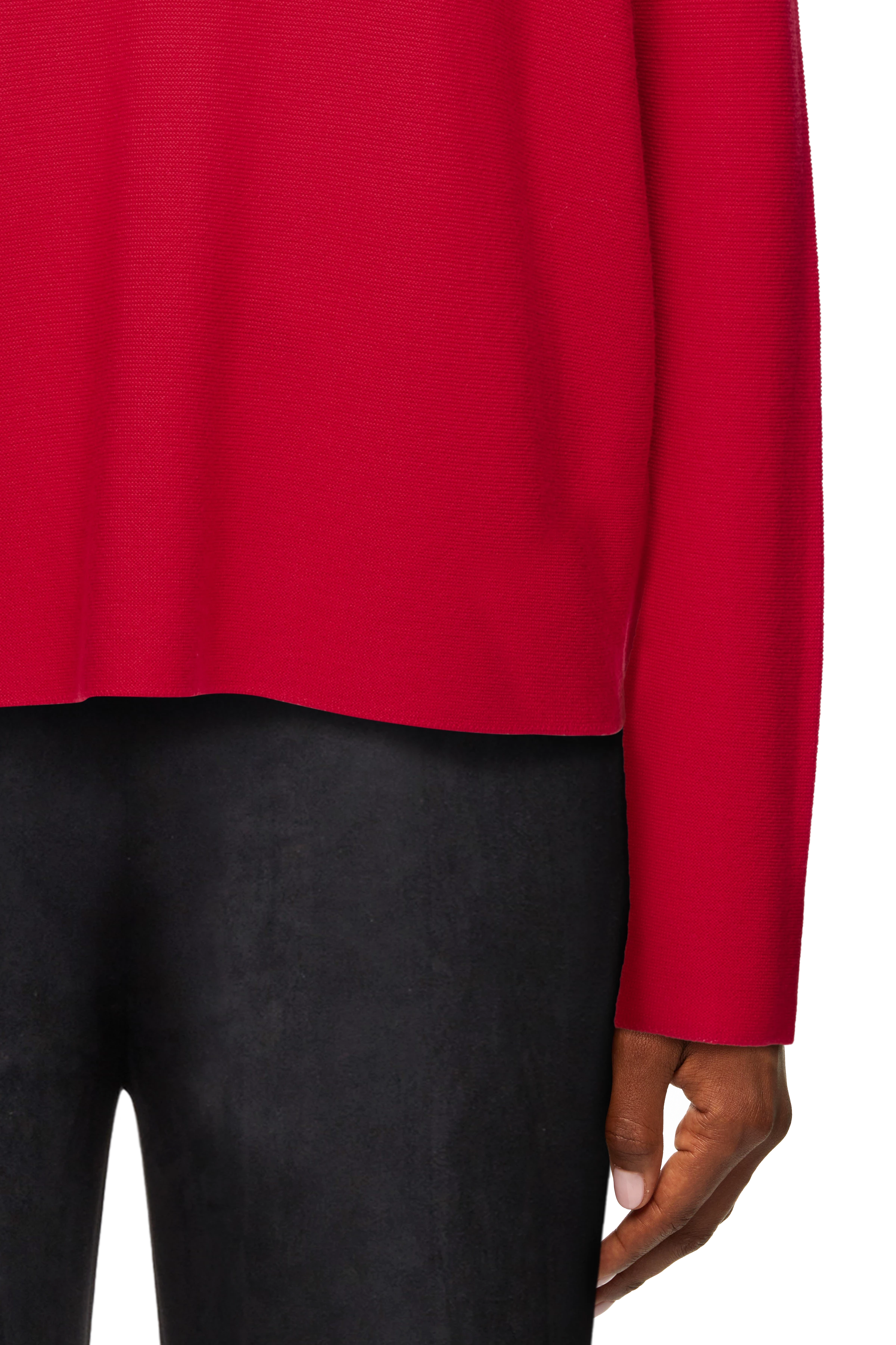 LIORA - Egg-Shape Rollkragenpullover in 100% Merinowolle - Damen - rot - Detailansicht am Model