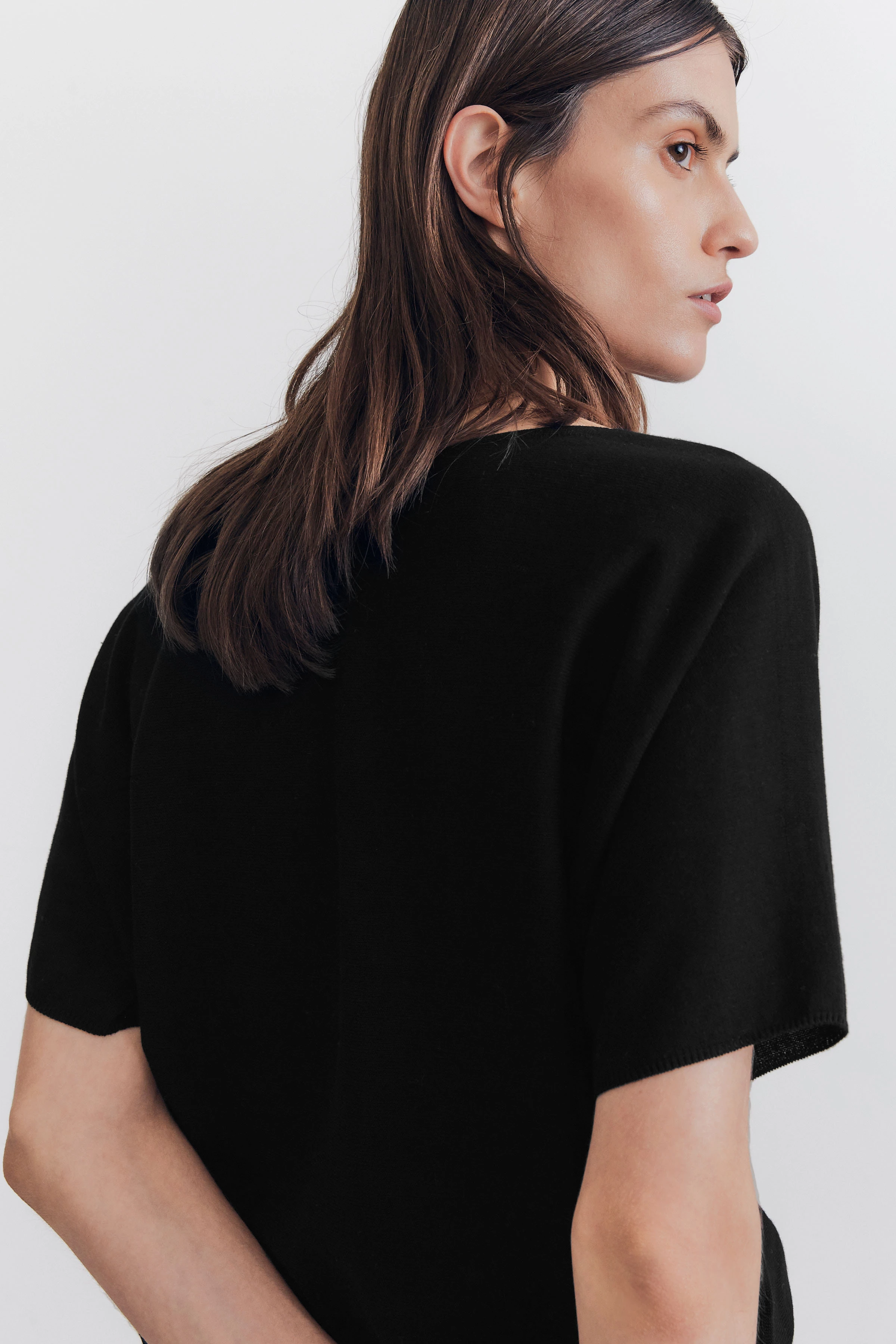 SOMELI - gebreid katoenen t-shirt - dames - zwart - Detailansicht am Model