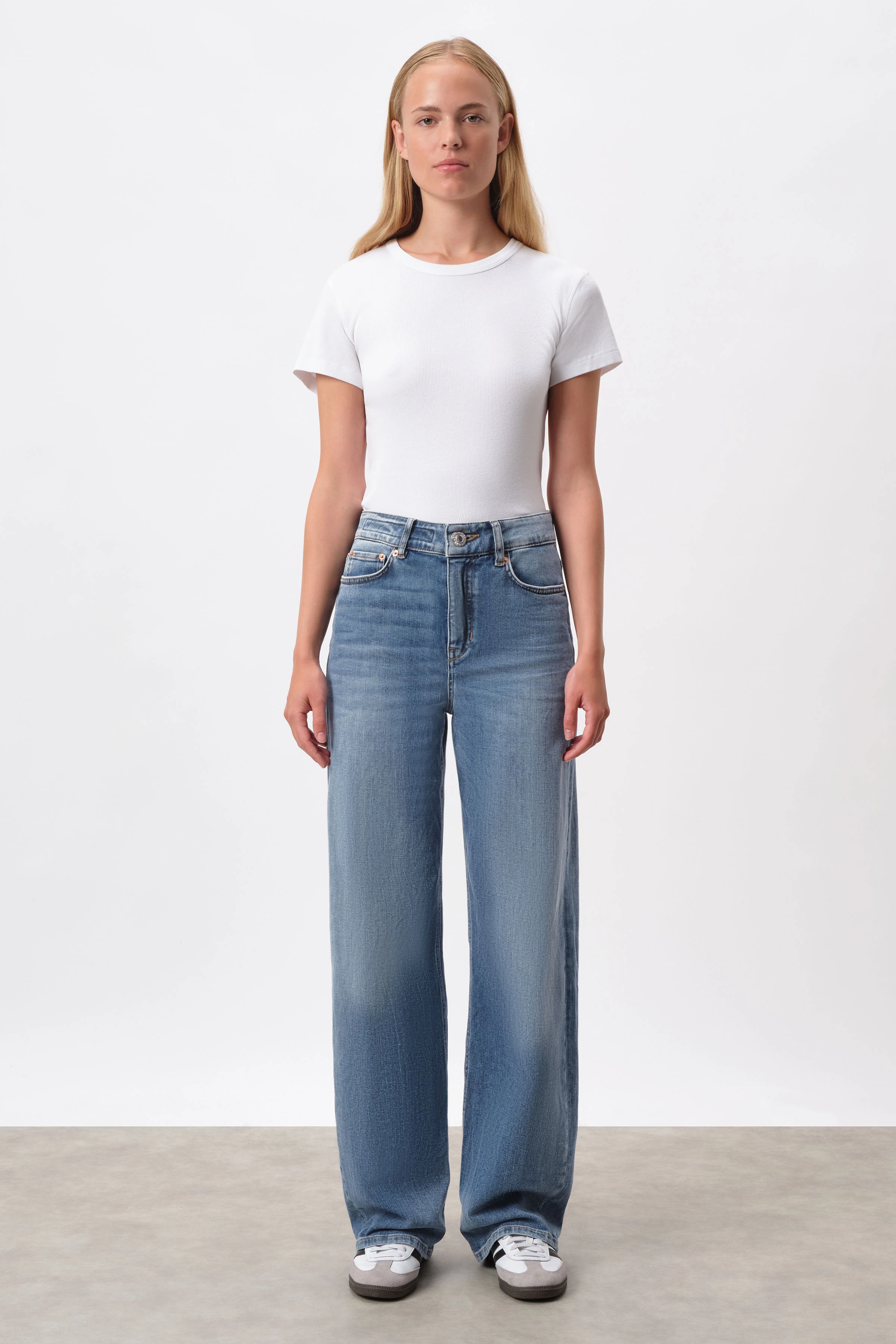 MEDLEY - mid-waist jeans with wide legs in raw denim - women - blue - Ganzkörper-Frontansicht