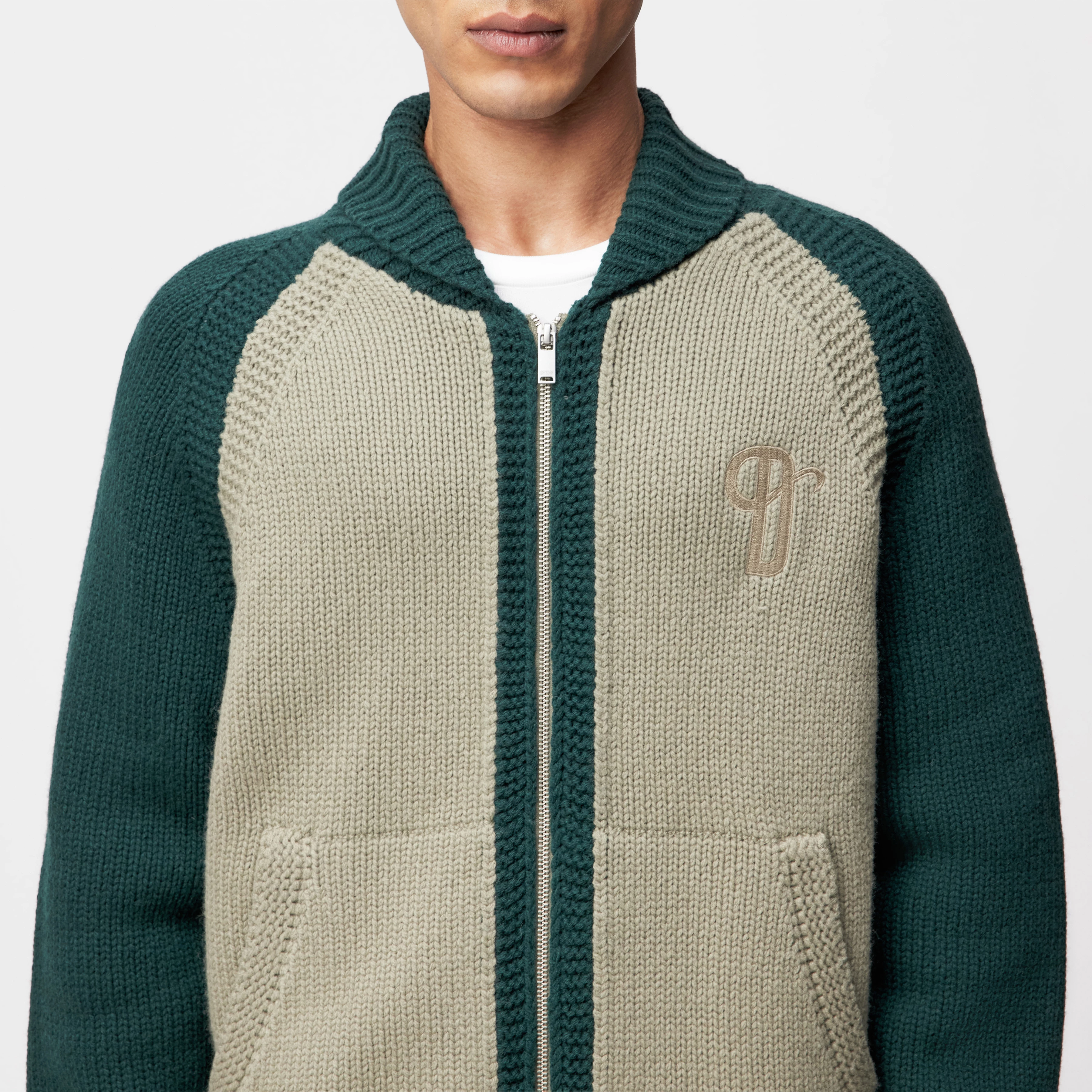 LAKYN - Strickjacke in Lammwolle - Herren - grün - Detailansicht am Model