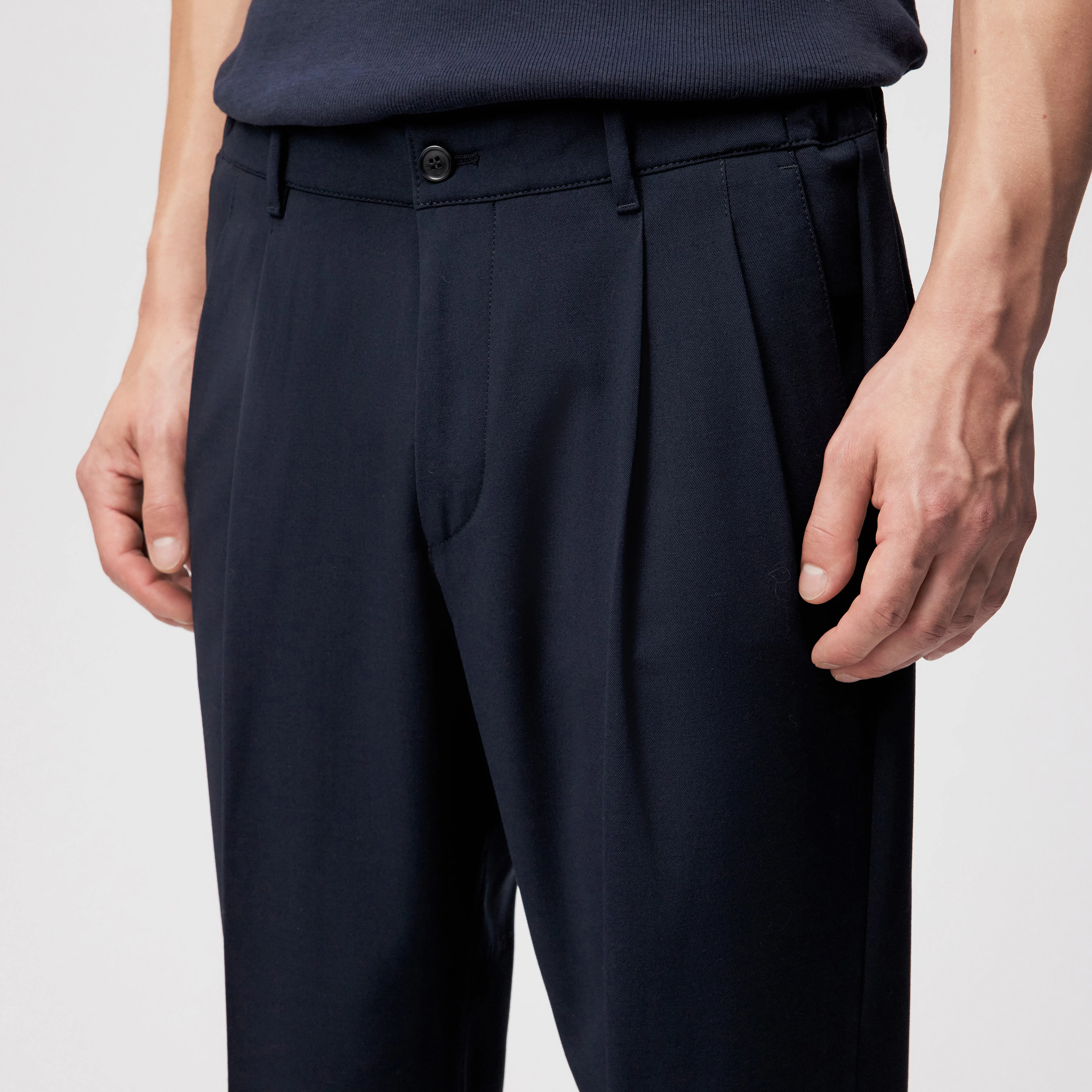 LEEK - Relaxed Fit Bundfaltenhose in Gabardine - Herren - blau - Detailansicht am Model