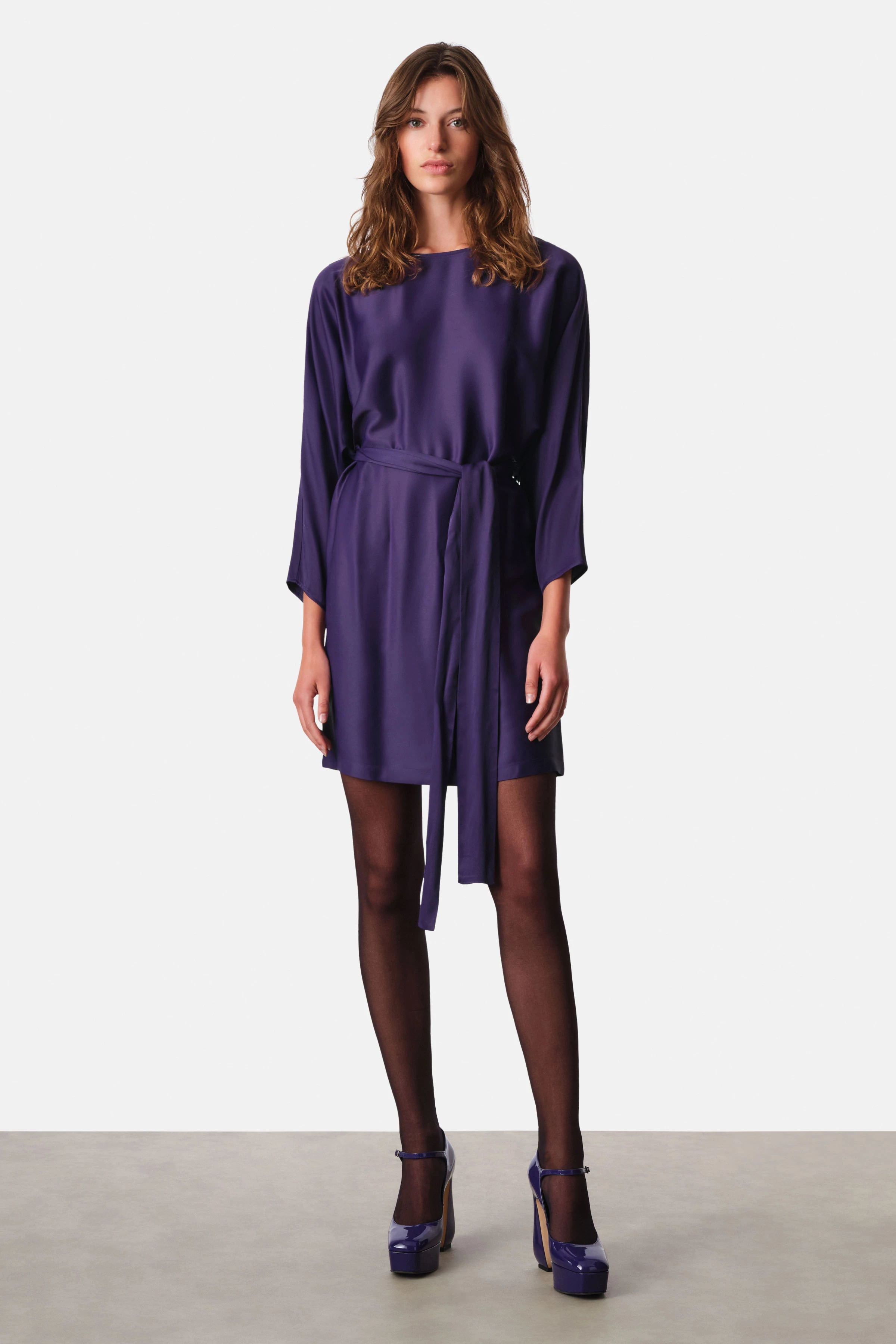 RURIKA - mini dress with batwing sleeves and tie belt in satin - women - purple - Ganzkörper-Frontansicht