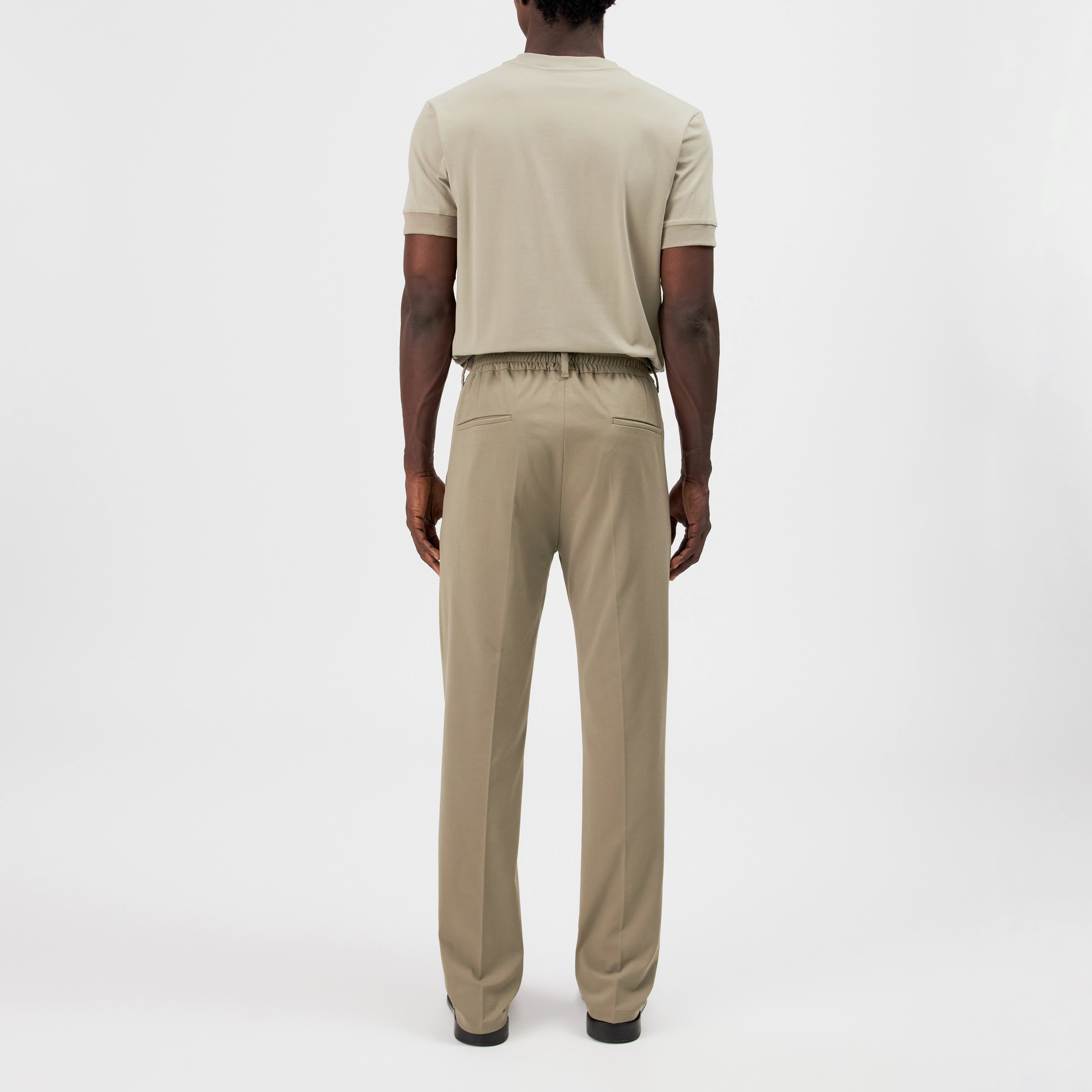 CHASY_RGLR - Casual trousers with pleats in nylon jersey - men - brown - Rückansicht
