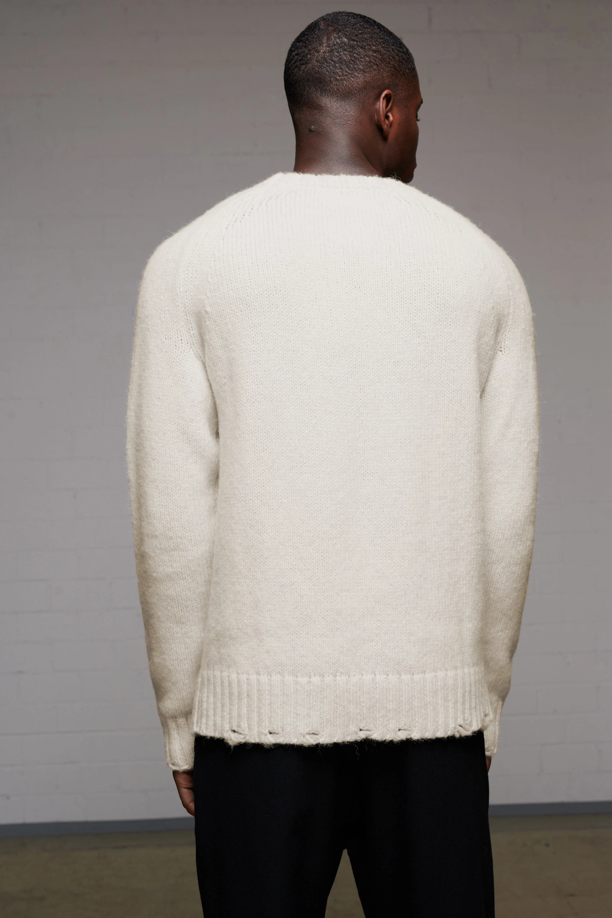 JOSCHKA_24 - oversized jumper in wool mix - men - off white - Rückansicht