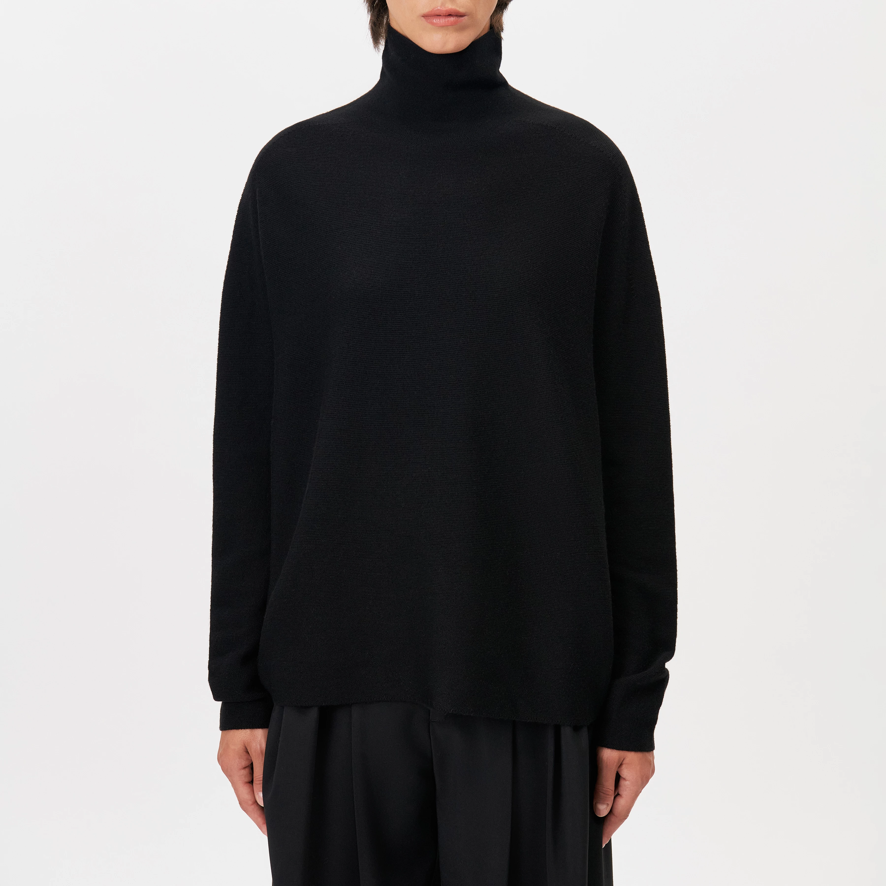 LIORA - Egg-shape turtleneck jumper in 100% merino wool - women - black - Frontansicht