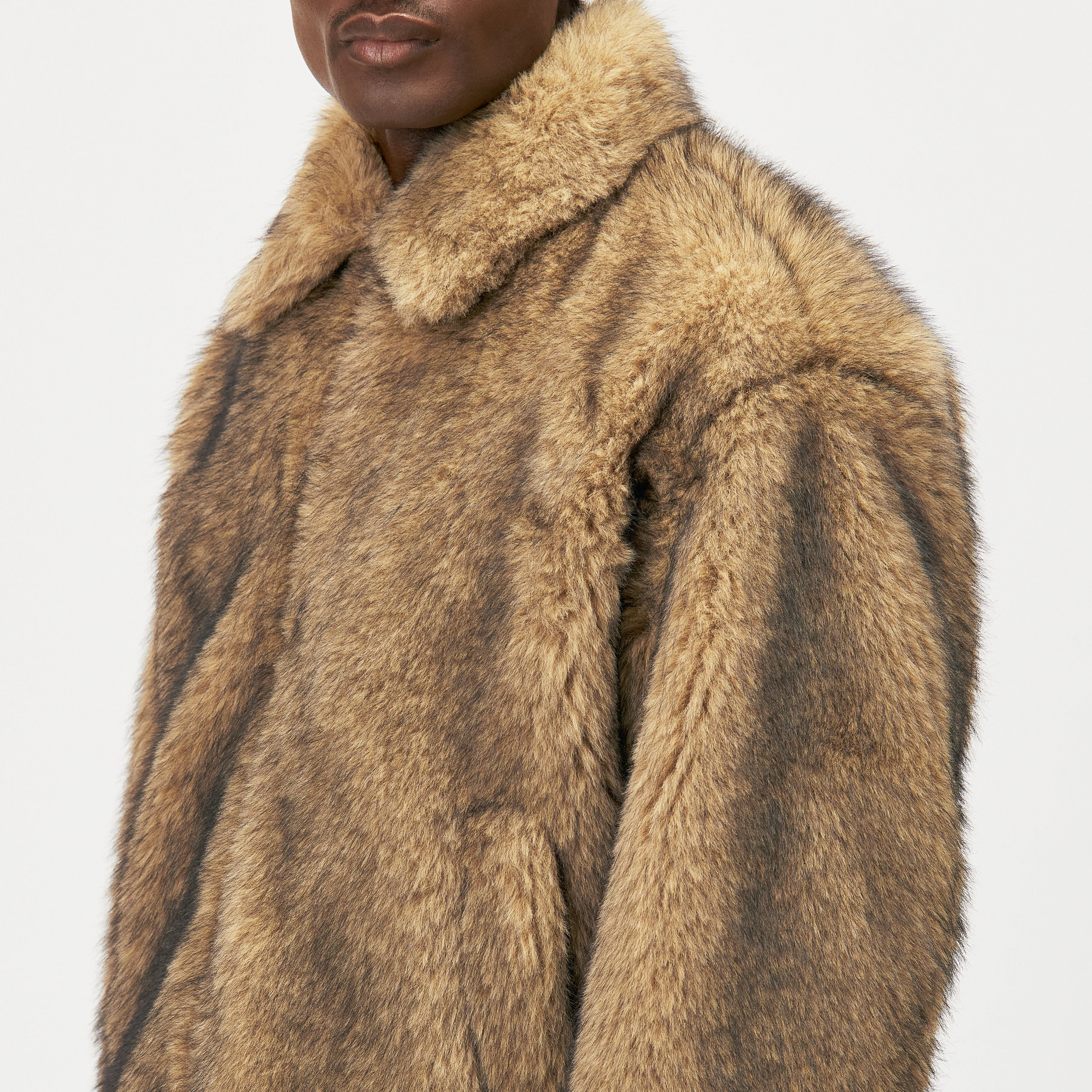 RIKKO_F - Relaxed fit faux fur jacket - men - brown - Detailansicht am Model