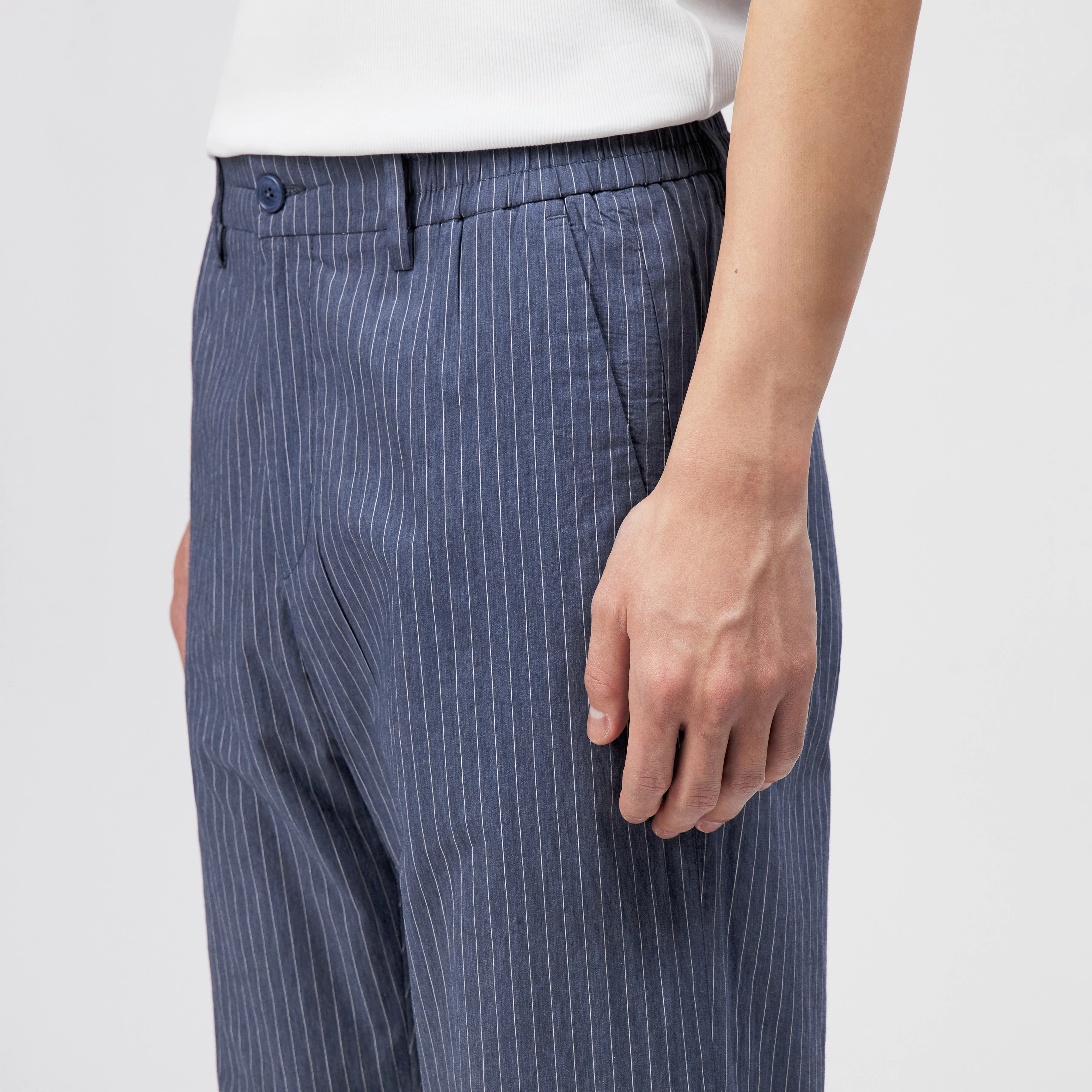GARONA_B - Casual chino in cotton blend - men - blue - Detailansicht am Model