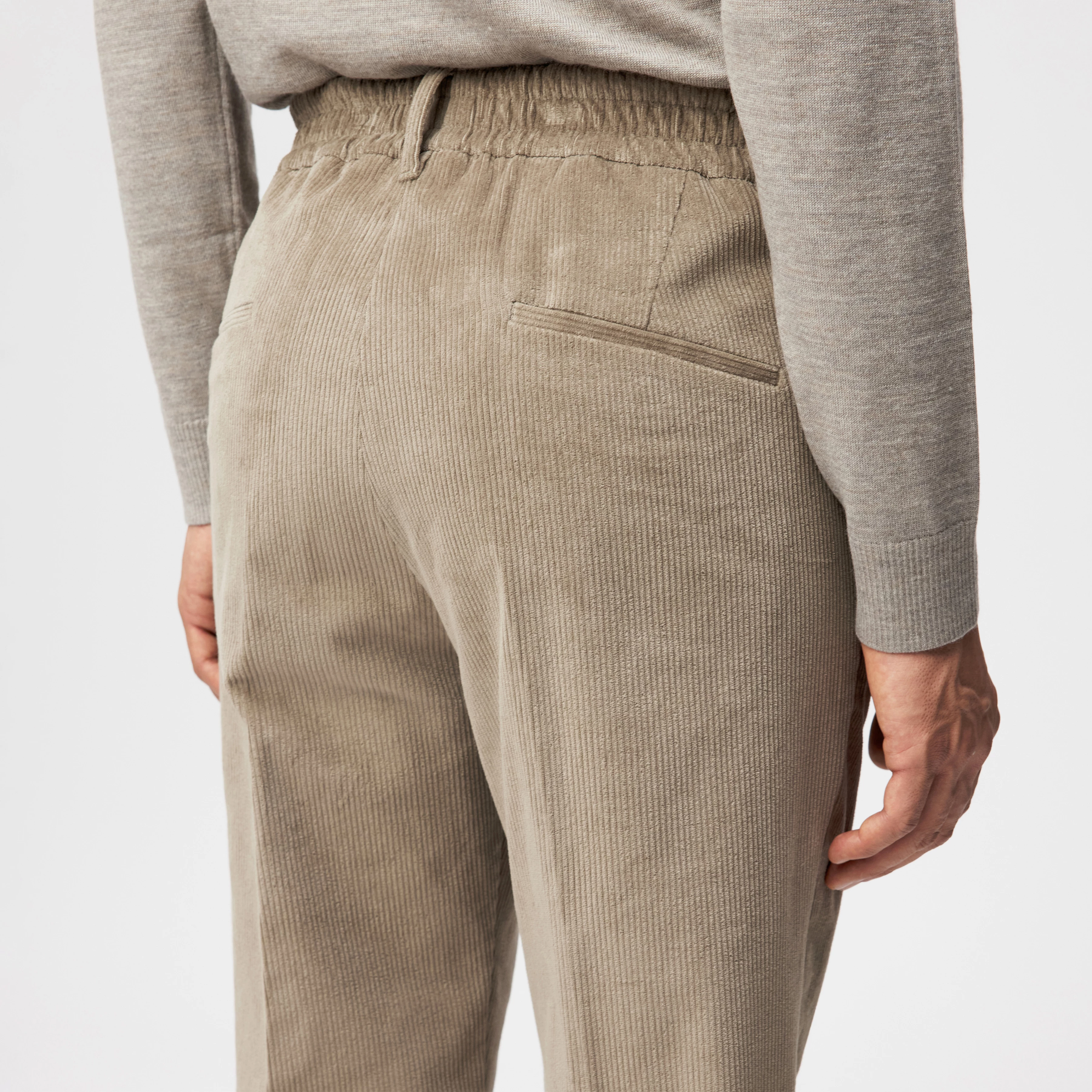 CHASY - Casual Hose mit Bundfalte in Baumwoll-Cord - Herren - braun - Detailansicht am Model