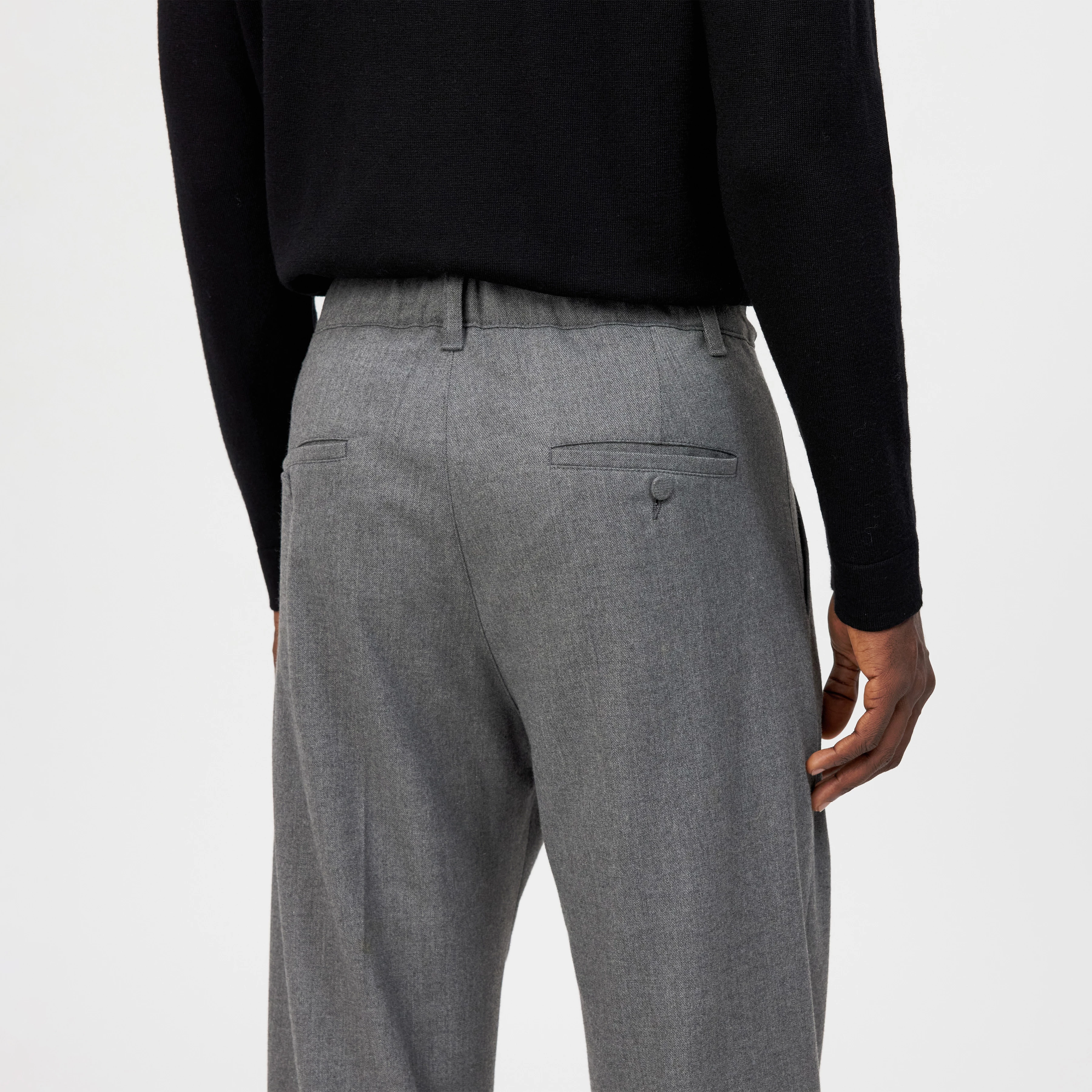 WYDER_SN - Weite Hose in softem Flanell - Herren - grau - Detailansicht am Model