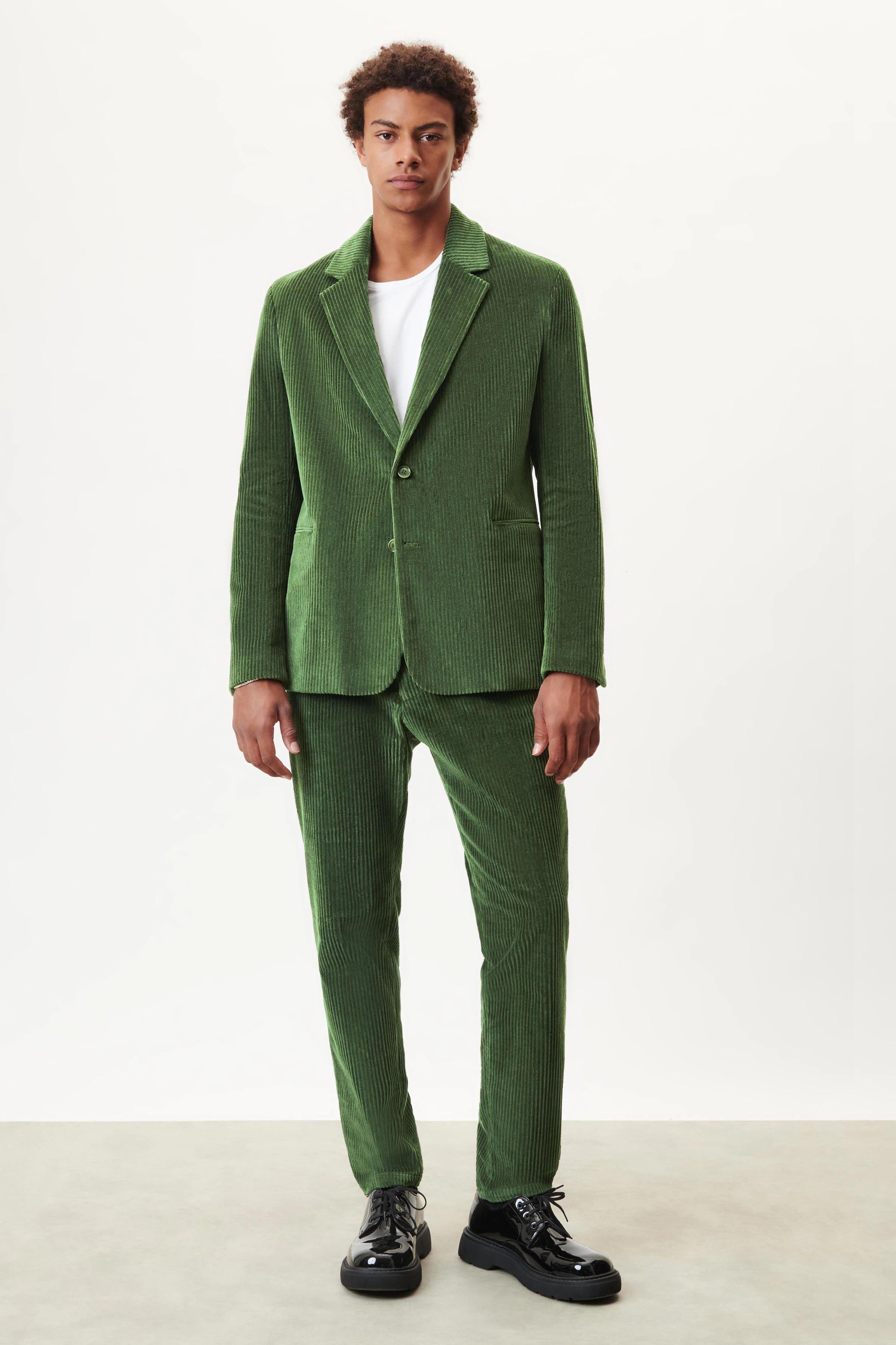 AJEND - Ready-made trousers in Italian-made broad corduroy - men - green - Ganzkörper-Frontansicht