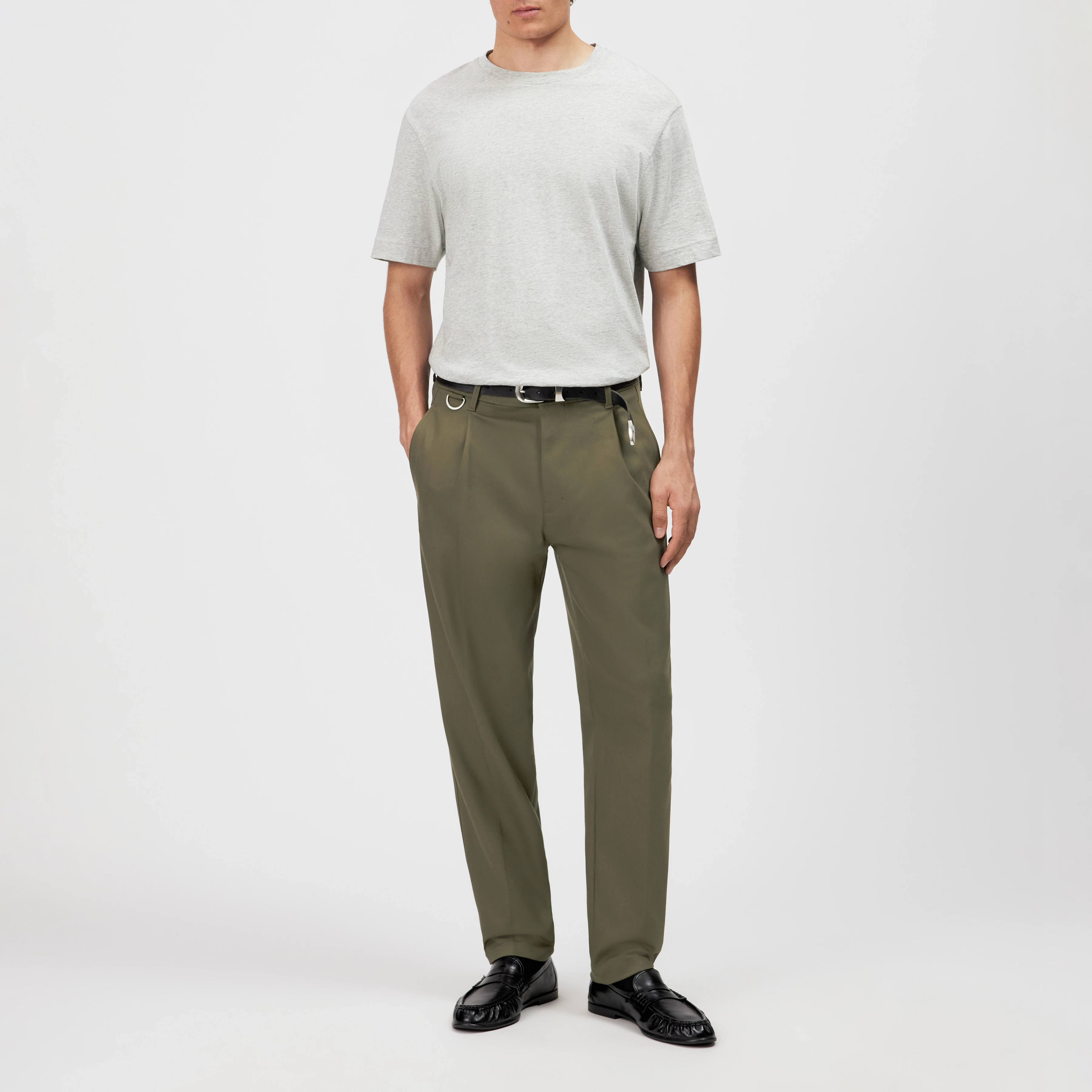 DEVYN - Hose mit D-Ring Detail in Technostretch-Satin - Herren - grün - Ganzkörper-Frontansicht