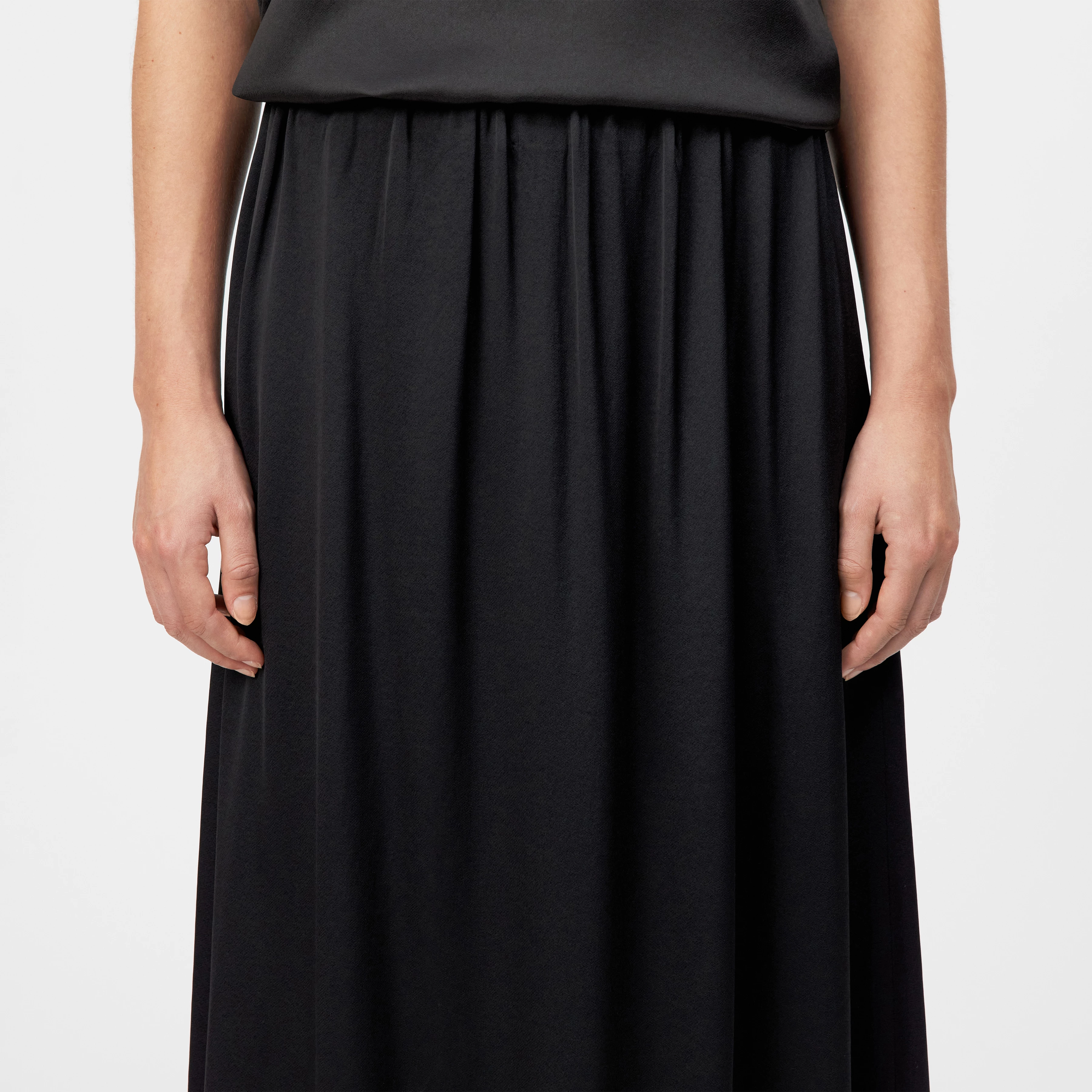 IDONEA - Midirock mit elastischem Bund in Satin - Damen - schwarz - Detailansicht am Model